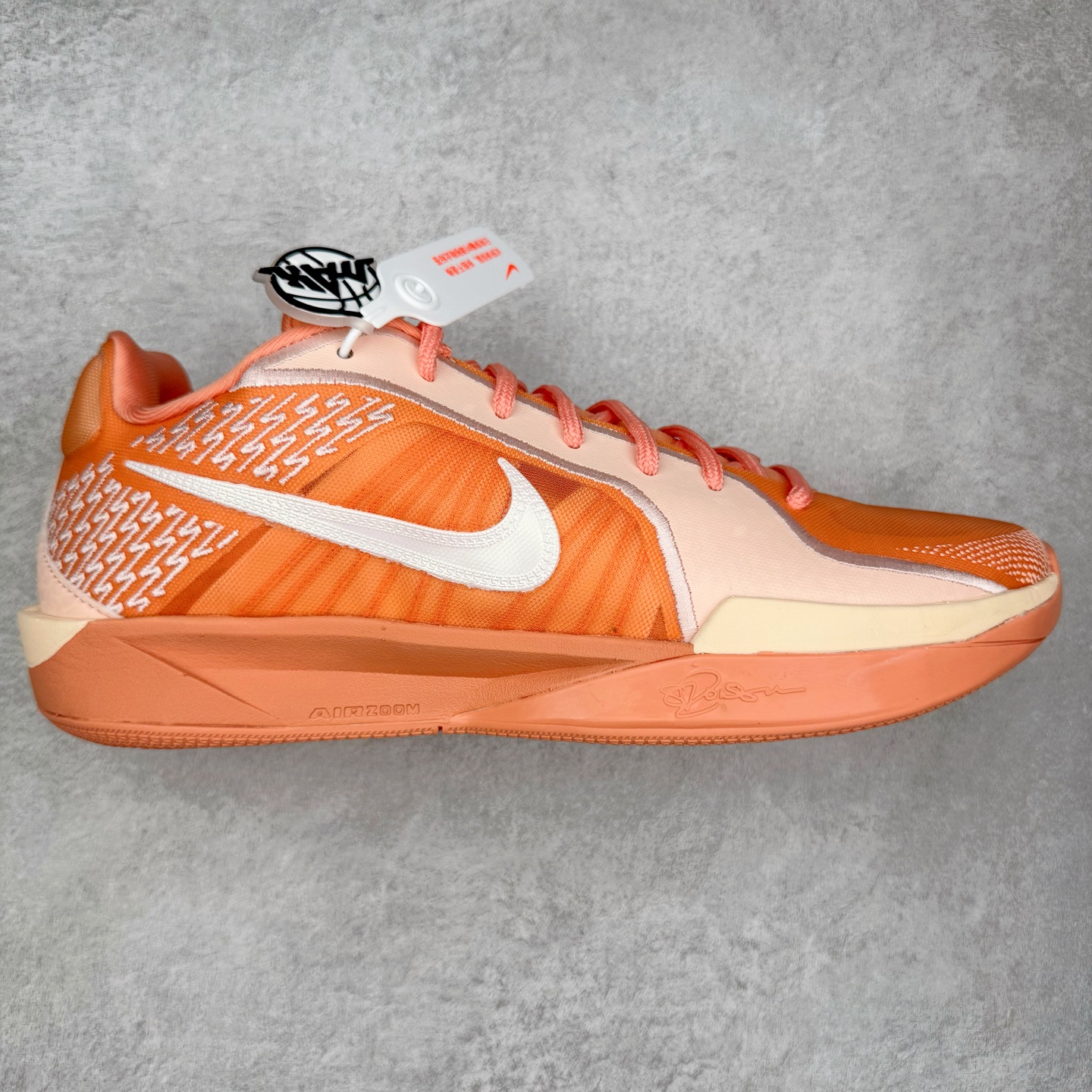 ＃Max/灭世 NK Sabrina 2 萨布丽娜二代签名减震防滑低帮篮球鞋 FZ1517-801 革新登场🌪🔝颠覆革新出货‼️缓震配置独家革新！实战属性直接拉满👊🏻实战天花板上限再度提升！实战亲测-性能体验吊打国产同价位鞋款 ⚫️前掌扇形zoom➕增配中足抗扭片➕增配后掌马蹄ZOOM气垫（正品仅配置前掌扇形zoom） 完美解决 正品抗扭不足问题 ⚫️采用科比5代鞋楦以及龙骨数据打造！前后落差仅6mm！小科5实至名归！ ⚫️鞋身➕鞋头增配高频补强层，提升鞋头以及脚踝支撑性 ⚫️鞋垫采用高弹缓震垫材质-磨合一场直接贴合脚型☑️ ⚫️外底加厚2mm，升级止滑配方，磨合一次，抓地原地起飞 后卫旗舰有且只在灭世纯原（支持市场任意货品正面PK） 真材实料，肉眼可见！革新升级绝非空穴来风！灭世纯原内外兼修，用态度诠释最强实战货品👊🏻 尺码：39-46（尺码建议：标准亚洲楦 无需大半码）-选品中心