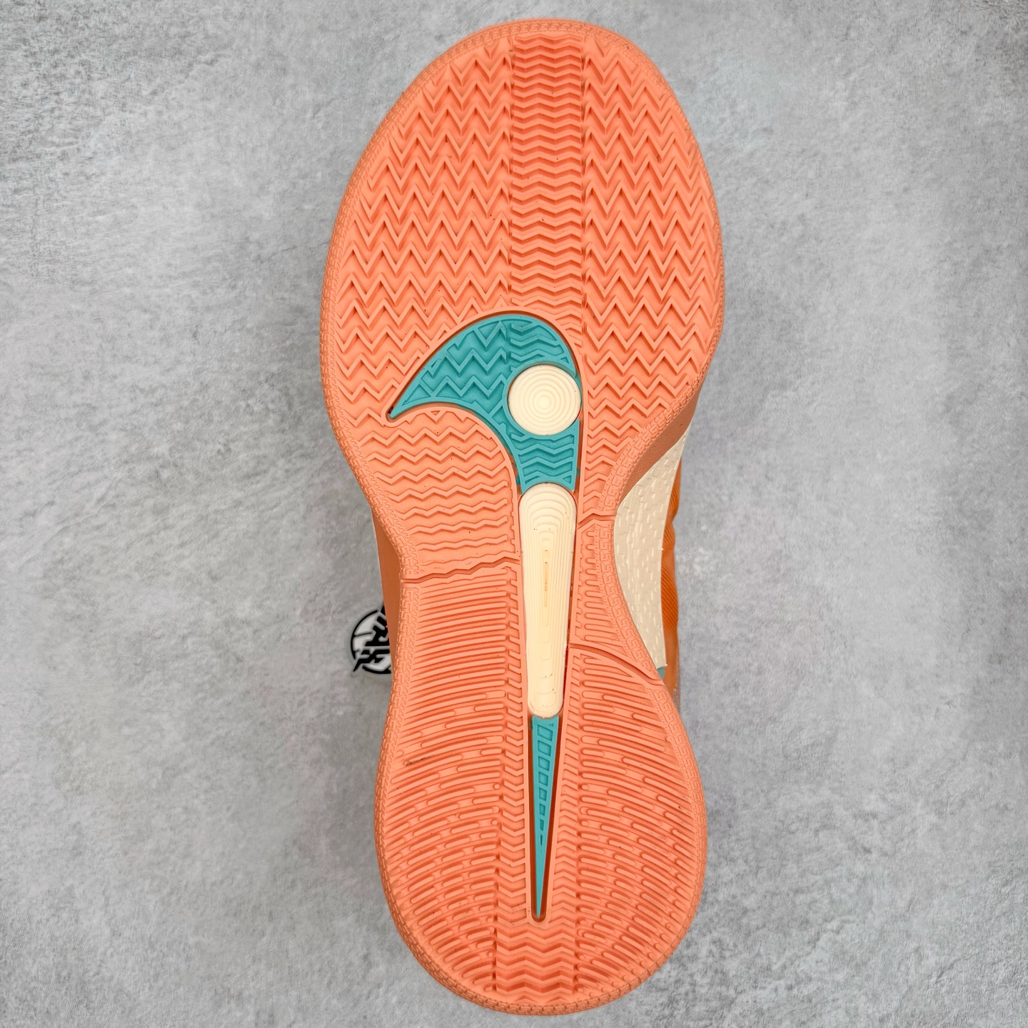 图片[9]-＃Max/灭世 NK Sabrina 2 萨布丽娜二代签名减震防滑低帮篮球鞋 FZ1517-801 革新登场🌪🔝颠覆革新出货‼️缓震配置独家革新！实战属性直接拉满👊🏻实战天花板上限再度提升！实战亲测-性能体验吊打国产同价位鞋款 ⚫️前掌扇形zoom➕增配中足抗扭片➕增配后掌马蹄ZOOM气垫（正品仅配置前掌扇形zoom） 完美解决 正品抗扭不足问题 ⚫️采用科比5代鞋楦以及龙骨数据打造！前后落差仅6mm！小科5实至名归！ ⚫️鞋身➕鞋头增配高频补强层，提升鞋头以及脚踝支撑性 ⚫️鞋垫采用高弹缓震垫材质-磨合一场直接贴合脚型☑️ ⚫️外底加厚2mm，升级止滑配方，磨合一次，抓地原地起飞 后卫旗舰有且只在灭世纯原（支持市场任意货品正面PK） 真材实料，肉眼可见！革新升级绝非空穴来风！灭世纯原内外兼修，用态度诠释最强实战货品👊🏻 尺码：39-46（尺码建议：标准亚洲楦 无需大半码）-选品中心