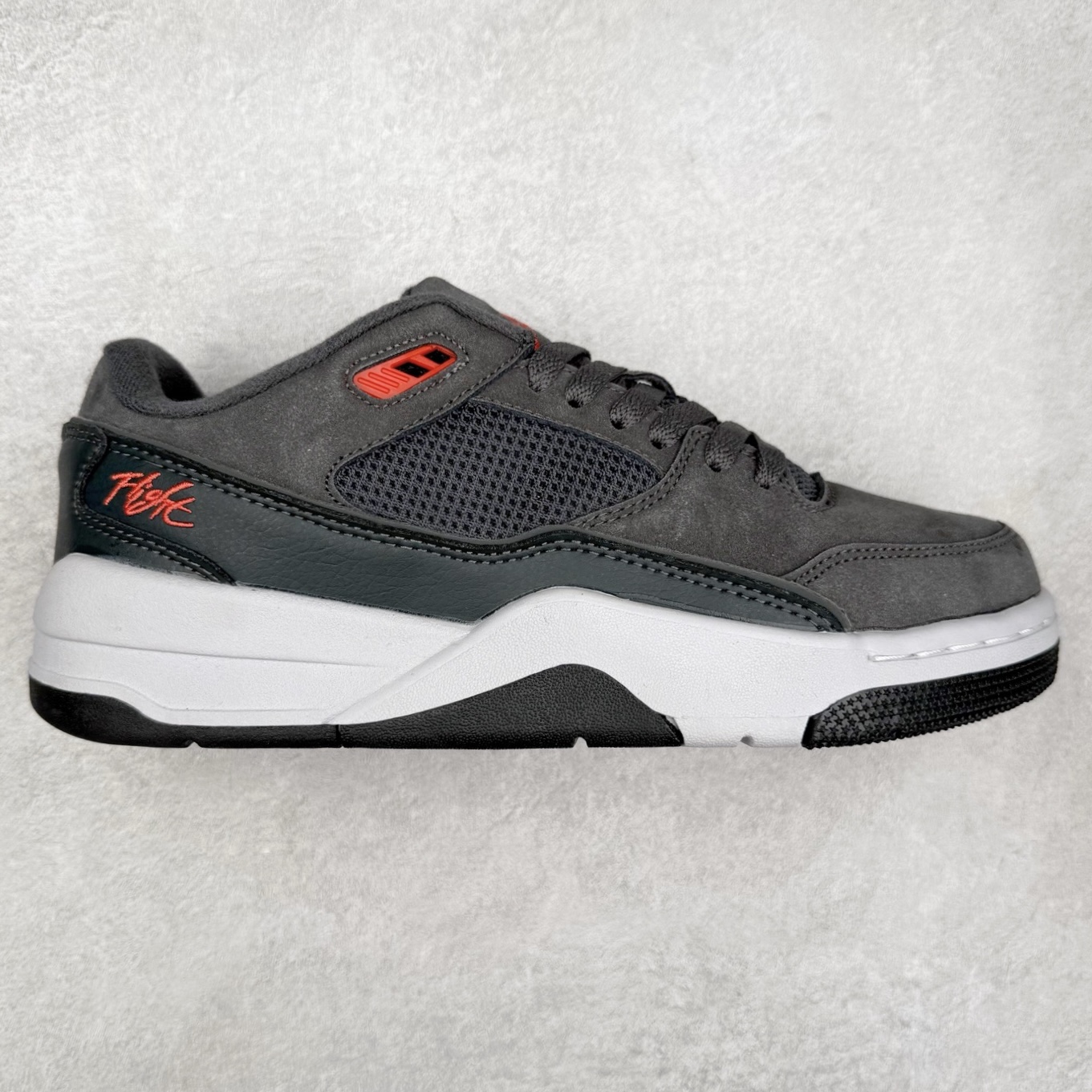 Air Jordan AJ Flight Court 乔丹低帮复古篮球鞋 设计简约又不失复古韵味鞋内的鞋垫柔软且有弹性 能够很好地缓冲落地时的冲击力鞋面的材质贴合脚部 鞋底的纹路设计合理 抓地力很强 尺码: 36 36.5 37.5 38 38.5 39 40 40.5 41 42 42.5 43 44 45 46 47 47.5-选品中心