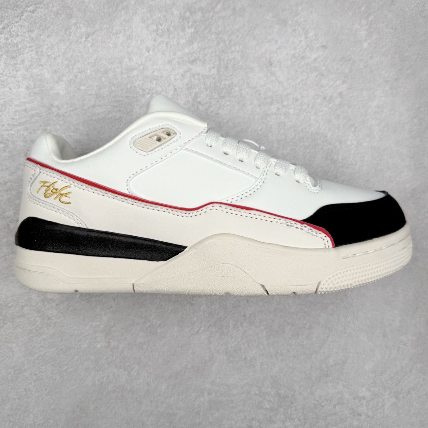 Air Jordan AJ Flight Court 乔丹低帮复古篮球鞋 设计简约又不失复古韵味鞋内的鞋垫柔软且有弹性 能够很好地缓冲落地时的冲击力鞋面的材质贴合脚部 鞋底的纹路设计合理 抓地力很强 尺码： 36 36.5 37.5 38 38.5 39 40 40.5 41 42 42.5 43 44 45 46 47 47.5-选品中心