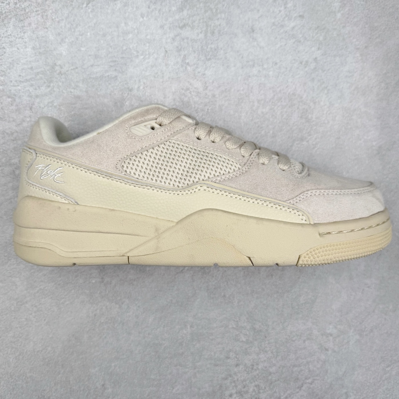 Air Jordan AJ Flight Court 乔丹低帮复古篮球鞋 设计简约又不失复古韵味鞋内的鞋垫柔软且有弹性 能够很好地缓冲落地时的冲击力鞋面的材质贴合脚部 鞋底的纹路设计合理 抓地力很强 尺码： 36 36.5 37.5 38 38.5 39 40 40.5 41 42 42.5 43 44 45 46 47 47.5-选品中心