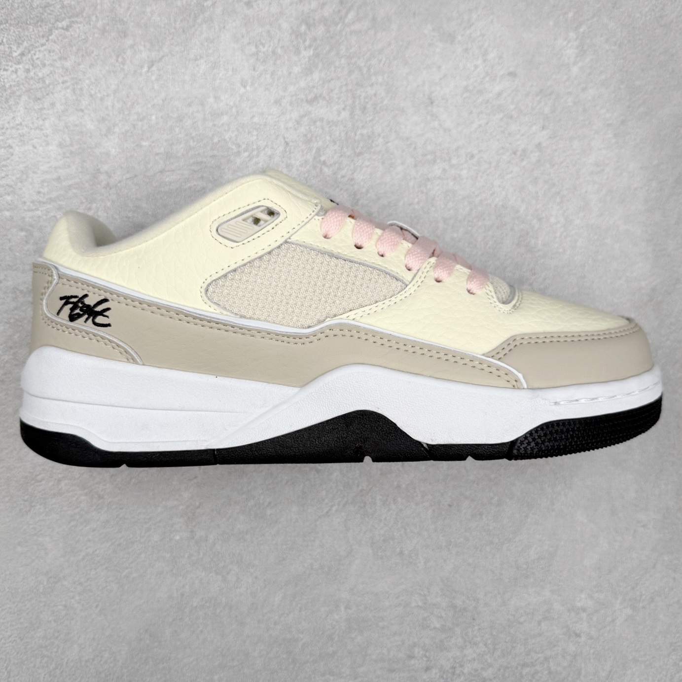 Air Jordan AJ Flight Court 乔丹低帮复古篮球鞋 设计简约又不失复古韵味鞋内的鞋垫柔软且有弹性 能够很好地缓冲落地时的冲击力鞋面的材质贴合脚部 鞋底的纹路设计合理 抓地力很强 尺码: 36 36.5 37.5 38 38.5 39 40 40.5 41 42 42.5 43 44 45 46 47 47.5-选品中心