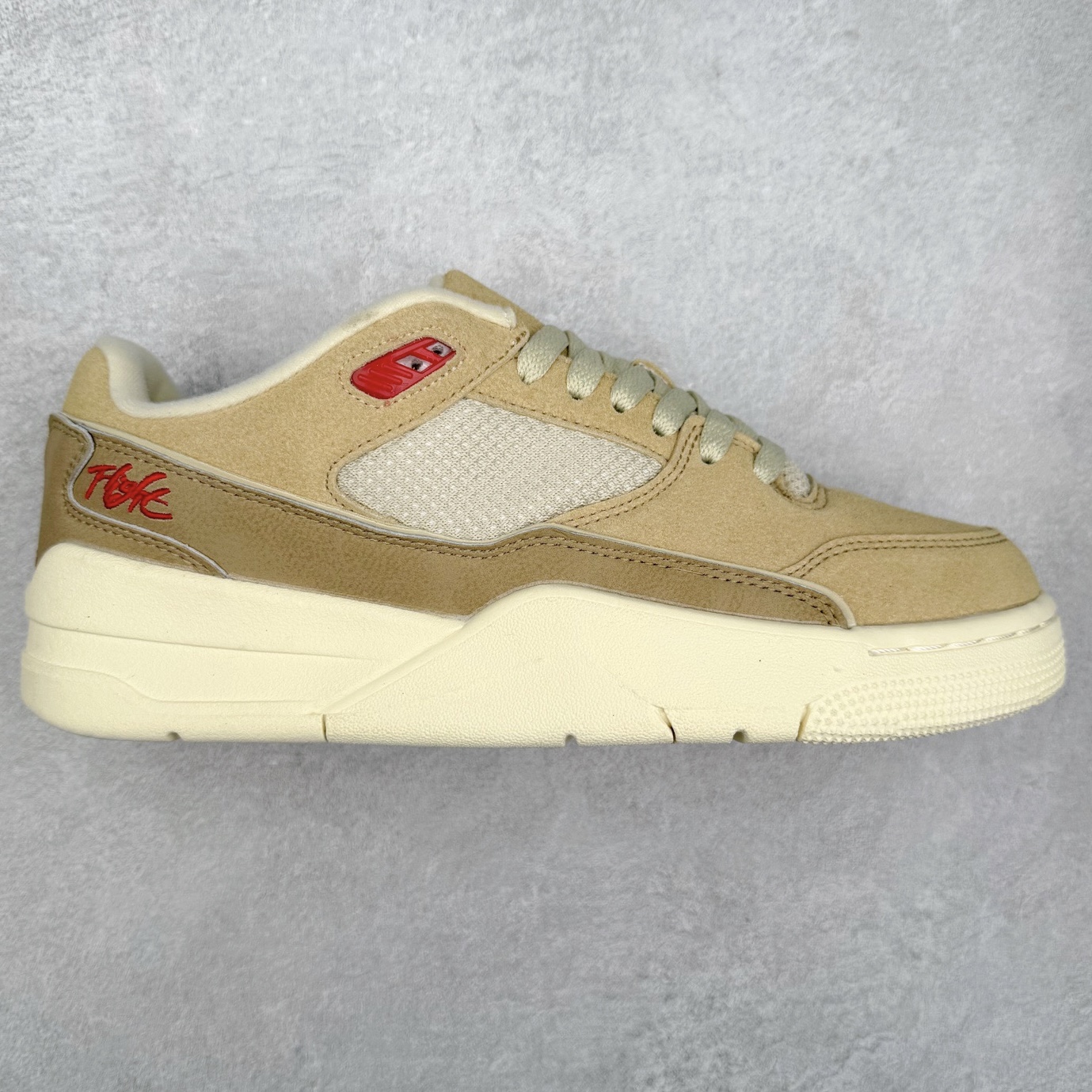 Air Jordan AJ Flight Court 乔丹低帮复古篮球鞋 设计简约又不失复古韵味鞋内的鞋垫柔软且有弹性 能够很好地缓冲落地时的冲击力鞋面的材质贴合脚部 鞋底的纹路设计合理 抓地力很强 尺码: 36 36.5 37.5 38 38.5 39 40 40.5 41 42 42.5 43 44 45 46 47 47.5-选品中心