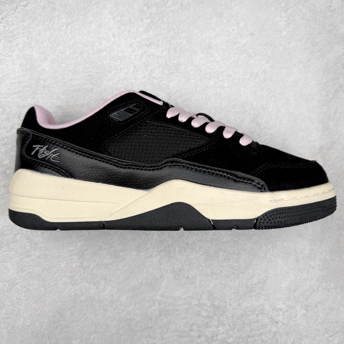 Air Jordan AJ Flight Court 乔丹低帮复古篮球鞋 设计简约又不失复古韵味鞋内的鞋垫柔软且有弹性 能够很好地缓冲落地时的冲击力鞋面的材质贴合脚部 鞋底的纹路设计合理 抓地力很强 尺码: 36 36.5 37.5 38 38.5 39 40 40.5 41 42 42.5 43 44 45 46 47 47.5-选品中心