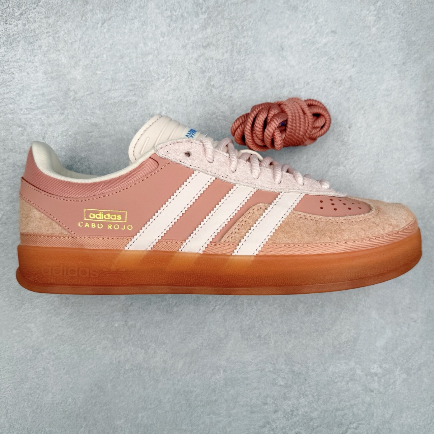 ＃S2 Bad Bunny x AD Gazelle Indoor Trainers 坏痞兔联名羚羊内训系列低帮复古百搭休闲运动德训风板鞋 JS5052 Bad Bunny本人在杂志拍摄时率先上脚带一波节奏，emm，手上拿的杂志封面还是Kylie，看来前女友和布克重新约会，这位哥也还是没放下啊...回到鞋款本身，整体选择了简约的黑白皮革搭配浅灰色长绒麂皮材质，最后以半透明生胶大底收尾，质感在线。不同于以往联名的调色盘操作，Bad Bunny对Gazelle indoor进行了加宽加厚处理，以及鞋头变形的设计，带来全新的歪头面包鞋型Gazelle。此外，鞋款标签直接呈现在后跟处，鞋侧adidas标识下方还加入了\\\