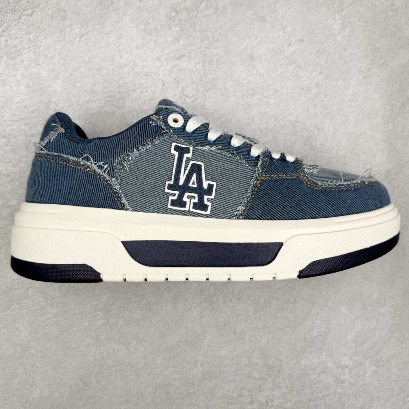 MLB Chunky Liner Basic 复古印花学长鞋系列低帮轻量增高厚底百搭休闲运动慢跑鞋板鞋 Korea韩国联名NY美国榄球纽约洋基队限定 韩国代购专供 全套原楦原纸板原厂数据开发 正确中底拉帮中底网布细节 平台代购专供 左脚内置芯片 韩国代购吊牌标贴 独家一比一RB+MD组合大底 高频后跟小人Logo精准对位立体饱满 正确网布加超迁鞋面 转印中底走线紧密 转印Logo工艺表层防刮不掉色 尺码：35 36 36.5 37.5 38 38.5 39 40 40.5 41 42 42.5 43 44 45-选品中心