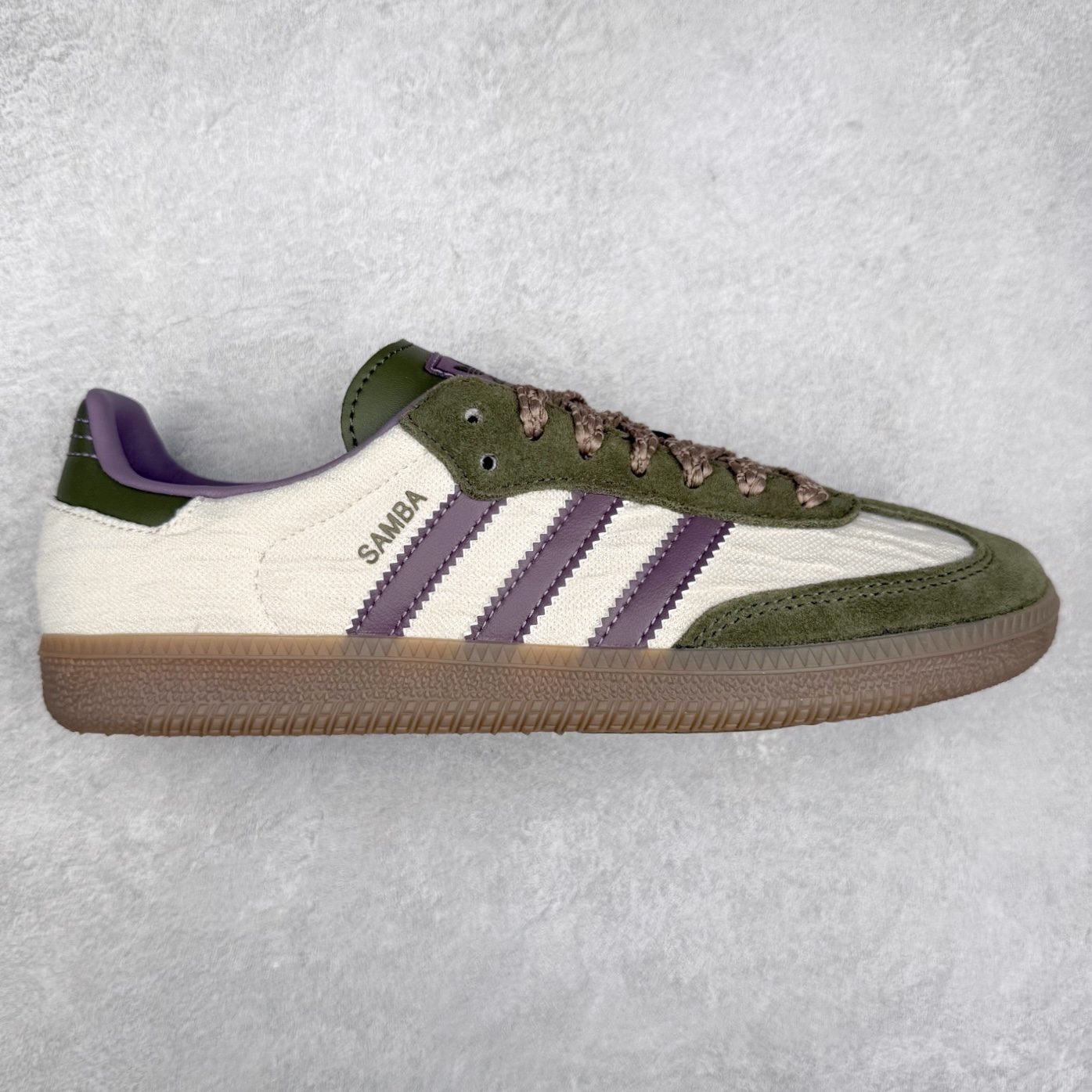 ＃R1 AD Original Samba OG 复古经典轻便板鞋 JP5675 口碑大厂出品 品控大底版型不断改良更新 全套原纸板楦头开发 确保原汁原味 完美呈现桑巴版型 一比一鞋头弧度高度鞋身弧度 此版本只针对中端市场 皮料材质有所更替 其他数据细节工艺流程均保持一致 绝不口嗨 细节品控鞋型随意对比 正确烫金高频细节 原装纳米超迁皮料 独家私模橡胶大底 原盒原配 这款桑巴鞋展示了高质量的工艺 带有装饰的超锁缝制和无缝的手感 柔软、柔软的皮革造型和标志性的3条纹完成了精致的外观 正规合身鞋带 鞋面上有绒面鞋垫 橡胶鞋底 享受正畸套筒软感 自50年代首次亮相以来就一直在赢得粉丝的青睐 尺码：35.5 36 36.5 37.5 38 38.5 39 40 40.5 41 42 42.5 43 44 44.5 45-选品中心