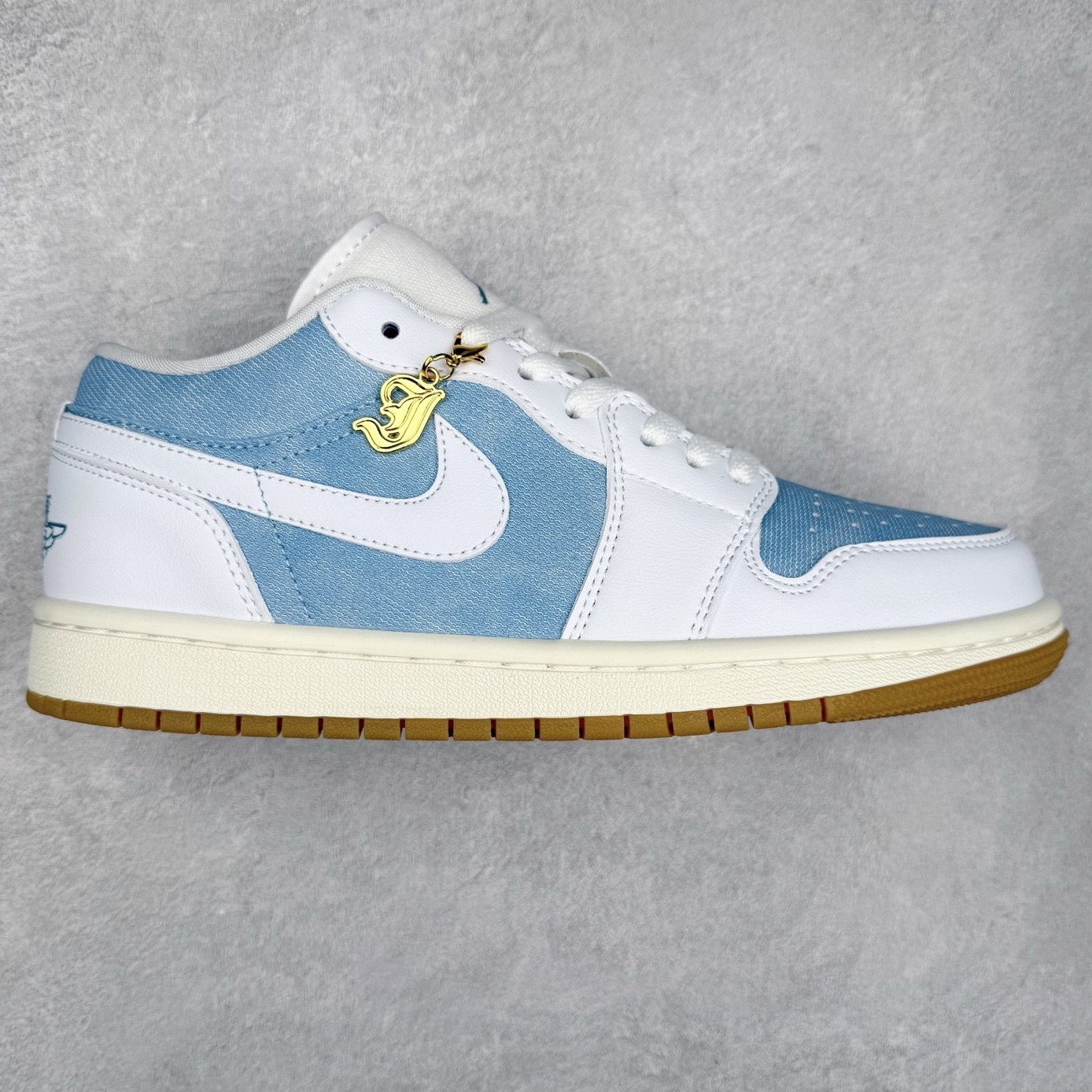 ＃K版 Air Jordan AJ1 Low 低帮 HQ2004-400 全新流水线出品 DT版本唯一平替选择 市场第二梯队最强版 全部原鞋开发 原楦原纸板开发 全鞋电脑针车 原厂内置全掌气垫 原盒内在原标 唯一Zp原版鞋带绑法 免检产品 全新2022版型 全头层皮料 完美零毛边处理 原厂配置全掌气垫 价格定位良心 几十个配色陆续出货 实拍调校N版已经零色差零失真 百分百还原实物色彩所见即所得 不存在货不对板色差等低级问题 选购参考实物拍摄 不混卖不参货 只用心做好货严格选品 承诺混一赔十 尺码：36 36.5 37.5 38 38.5 39 40 40.5 41 42 42.5 43 44 44.5 45-选品中心