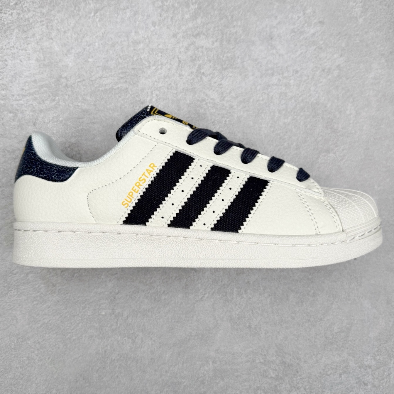 AD Originals Superstar 经典复古贝壳头板鞋 JR6989 诞生于1969年 是第一双将全皮面鞋 身与橡胶鞋头结合在一起的低帮篮球鞋 Superstar最开始 是作为高帮篮球鞋Pro Model的低帮版本而出现的 但因为其独特和醒目的橡胶鞋头造型而让大家熟知 被大家形象地称为\\\”shelltoe\\\”贝壳头 在70年代的美国职业篮球场上 接近3/4的NBA球员都将这双Superstar作为场上用鞋 80年代之后 经过不断的改良和发展 Superstar逐渐成为横跨时装、音乐、街头文化、休闲和运动等各大领域的时尚潮鞋 尺码：36 36.5 37 38 38.5 39 40 40.5 41 42 42.5 43 44 44.5 45-选品中心