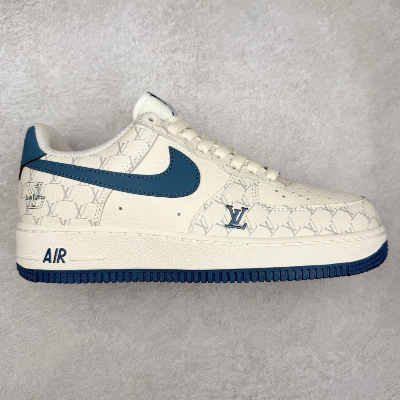 NK Air Force 1´07 Low 空军一号低帮百搭休闲运动板鞋 BZ6880-105 柔软、弹性十足的缓震性能和出色的中底设计 横跨复古与现代的外型结合 造就出风靡全球 三十多年的Force 1 直到今天还深受青睐 实拍调校N版已经零色差零失真 百分百还原实物色彩所见即所得 不存在货不对板色差等低级问题 选购参考实物拍摄 不混卖不参货 只用心做好货严格选品 承诺混一赔十 尺码：36 36.5 37.5 38 38.5 39 40 40.5 41 42 42.5 43 44 44.5 45-选品中心