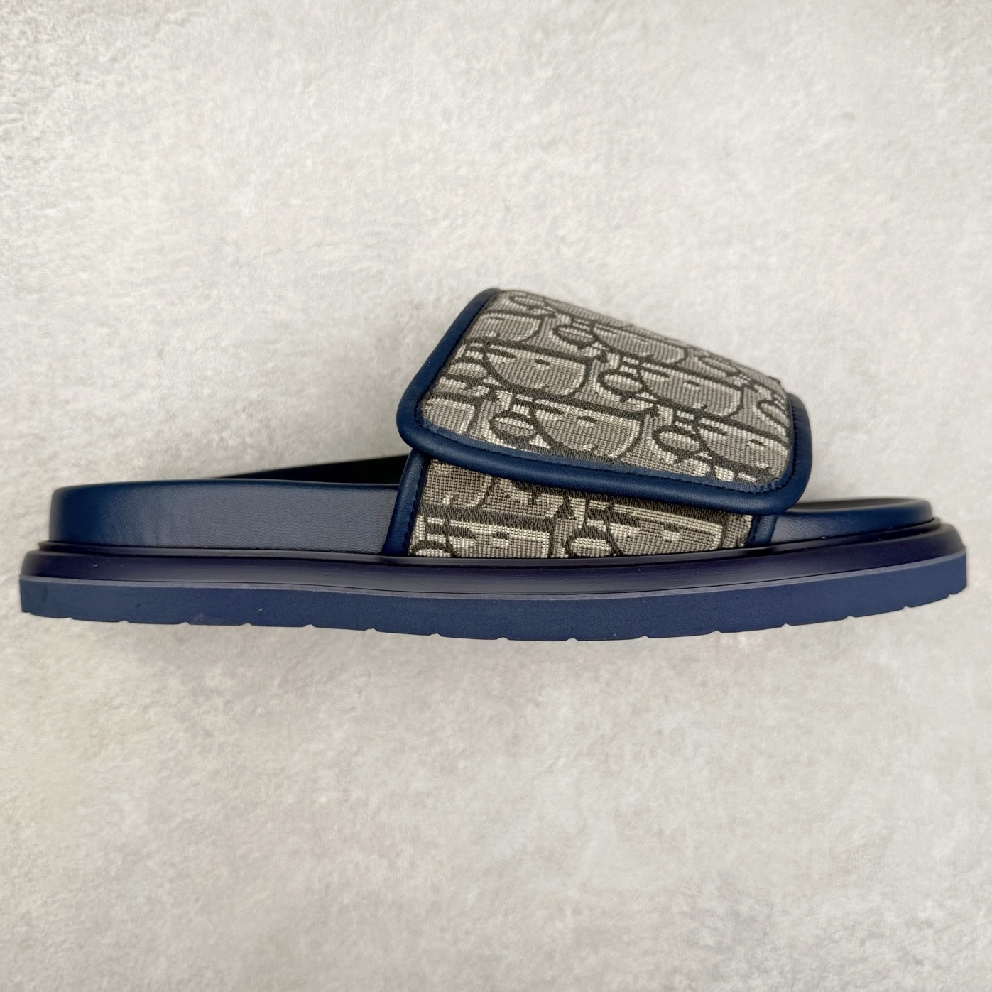 Dior 迪奥 Aqua 圆头平底 牛仔字母印花一字拖鞋 5色出货 现货独家供应‼ Dior 迪奥银色CD 扣图案重新诠释 灵感源自 Dior 档案。搭配“DIOR”标志和同色调凹口鞋底 可与短裤或牛仔裤轻松搭配，打造精致造型。 Size 38 39 40 41 42 43 44 45 46-选品中心