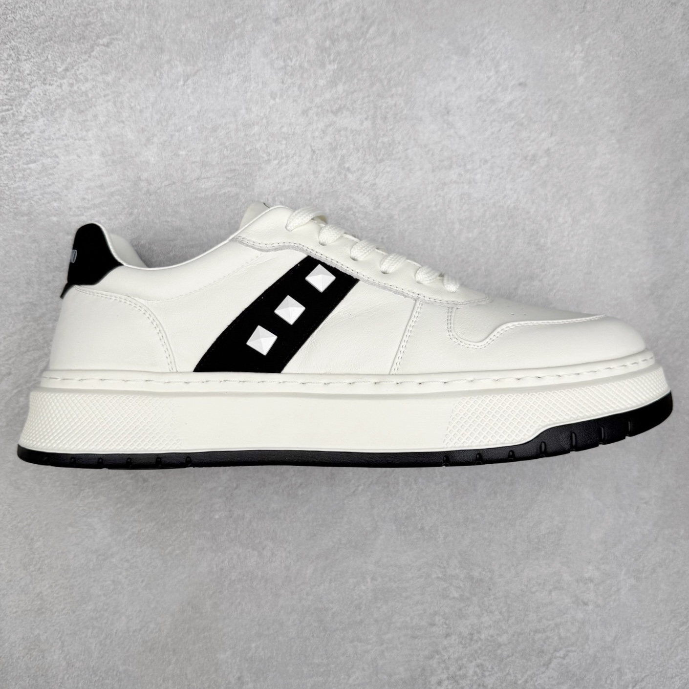 PRADA普拉达小白鞋厚底徽标系带运动休闲男鞋系列 广东大厂品质 专柜同步 大气个性更潮更抢眼更追求档次,它将颠覆旧念,与您共度时尚潮人必备! 面料采用原版进口小牛皮 牛皮内里垫脚 橡胶发泡大底 轻便防滑耐磨 脚感舒适 款式耐看做工精细 配以简洁利落的鞋楦 彰显男人的果敢和硬朗 尺码:39-44(皮鞋码)-选品中心