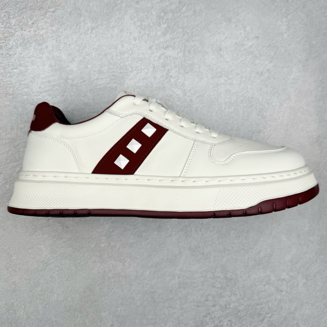 PRADA普拉达小白鞋厚底徽标系带运动休闲男鞋系列 广东大厂品质 专柜同步 大气个性更潮更抢眼更追求档次,它将颠覆旧念,与您共度时尚潮人必备! 面料采用原版进口小牛皮 牛皮内里垫脚 橡胶发泡大底 轻便防滑耐磨 脚感舒适 款式耐看做工精细 配以简洁利落的鞋楦 彰显男人的果敢和硬朗 尺码:39-44(皮鞋码)-选品中心