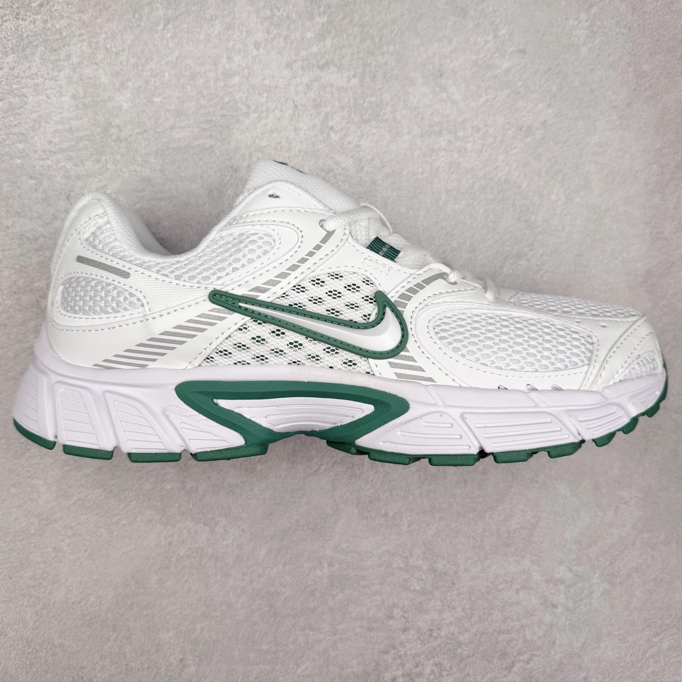 NK V5 RNR 舒适百搭防滑耐磨低帮跑步鞋 HQ7901-106 舒适有型适合日常穿着 该鞋款延续千禧年经典设计搭载泡绵中底 厚实而轻盈匠心细节巧搭立体耐克勾标志焕新演绎复古跑鞋 鞋款从千禧年美学汲取灵感 混搭多种材质突显层次感立体感和传统跑步风范 尺码：36 36.5 37.5 38 38.5 39 40 40.5 41 42 42.5 43 44 44.5 45-选品中心