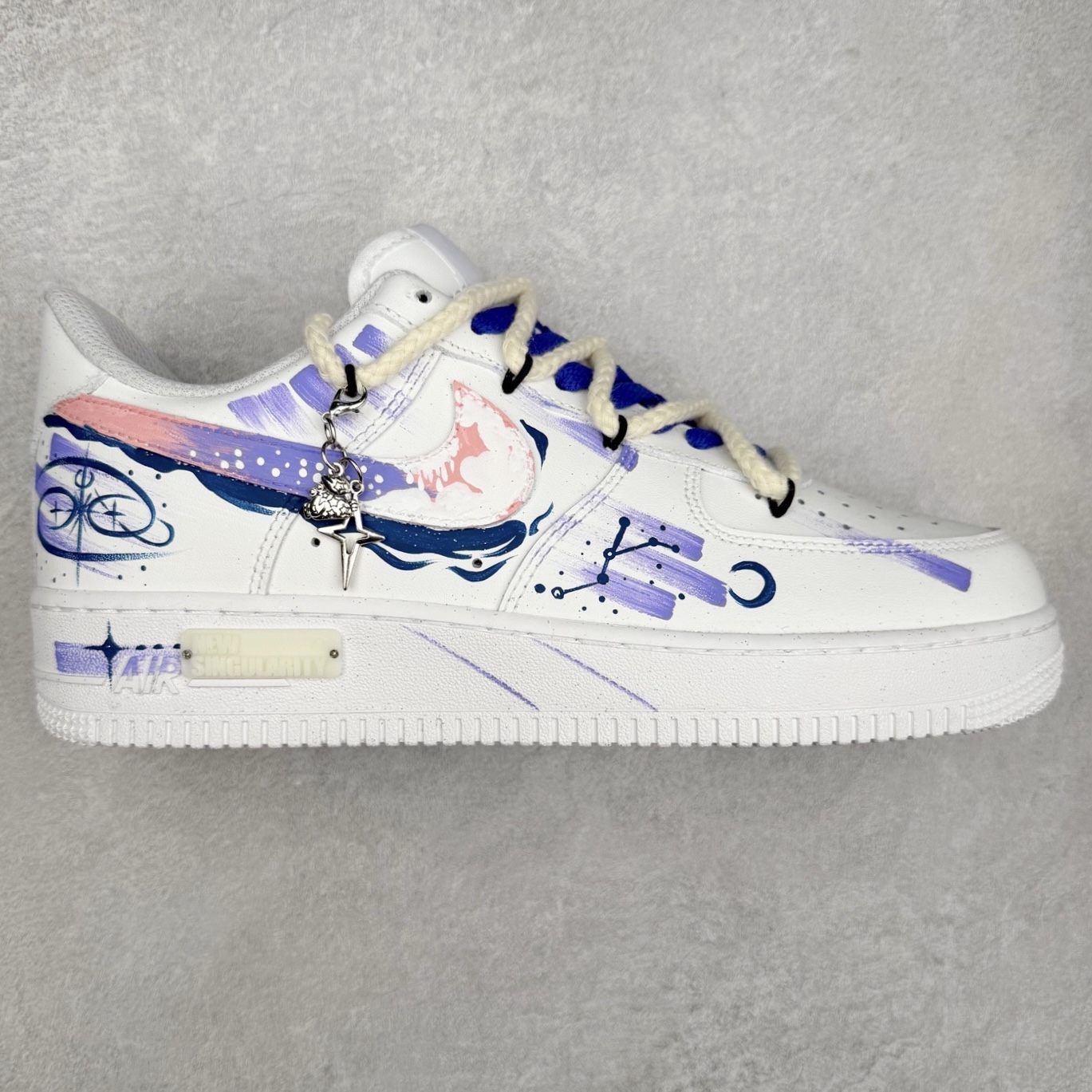 NK Air Force 1´07 Low 空军一号低帮百搭休闲运动板鞋 星座622-722 柔软、弹性十足的缓震性能和出色的中底设计 横跨复古与现代的外型结合 造就出风靡全球 三十多年的Force 1 直到今天还深受青睐 实拍调校N版已经零色差零失真 百分百还原实物色彩所见即所得 不存在货不对板色差等低级问题 选购参考实物拍摄 不混卖不参货 只用心做好货严格选品 承诺混一赔十 尺码：36 36.5 37.5 38 38.5 39 40 40.5 41 42 42.5 43 44 44.5 45-选品中心