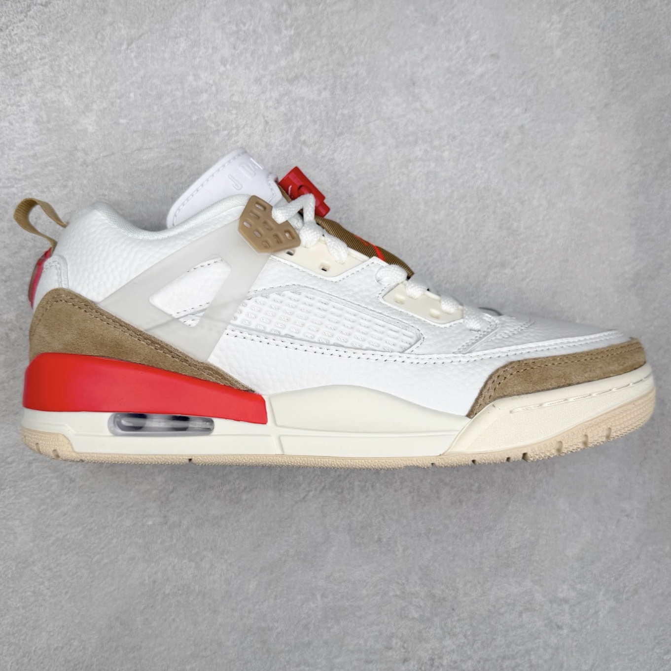 Jordan Spizike Low AJ复古低帮篮球鞋 FQ1759-105 这款鞋子著名导演斯派克李的Jordan Spizike专属 预计于明年夏季推出全新低帮版本 将包括三款配色 经典爆裂纹非常复古 两款配色分别以大学红和黑曜石蓝进行区分 鞋身设计中依旧带有大象爆裂纹、鞋侧束带、塑胶网布等经典元素 之后 在鞋舌、内衬以及鞋底等位置缀以大学红和黑曜石蓝搭配 带来全新造型 尺码：36 36.5 37.5 38 38.5 39 40 40.5 41 42 42.5 43 44 44.5 45 46-选品中心