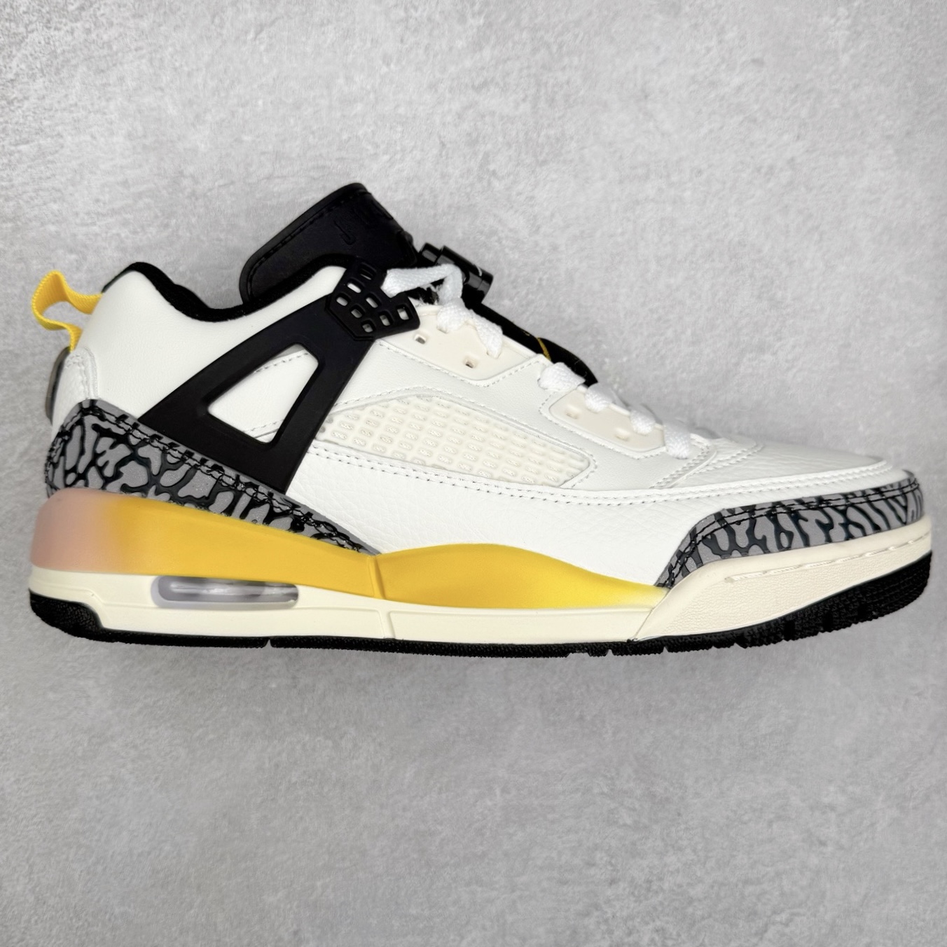 Jordan Spizike Low AJ复古低帮篮球鞋 FQ1759-107 这款鞋子著名导演斯派克李的Jordan Spizike专属 预计于明年夏季推出全新低帮版本 将包括三款配色 经典爆裂纹非常复古 两款配色分别以大学红和黑曜石蓝进行区分 鞋身设计中依旧带有大象爆裂纹、鞋侧束带、塑胶网布等经典元素 之后 在鞋舌、内衬以及鞋底等位置缀以大学红和黑曜石蓝搭配 带来全新造型 尺码：36 36.5 37.5 38 38.5 39 40 40.5 41 42 42.5 43 44 44.5 45 46-选品中心