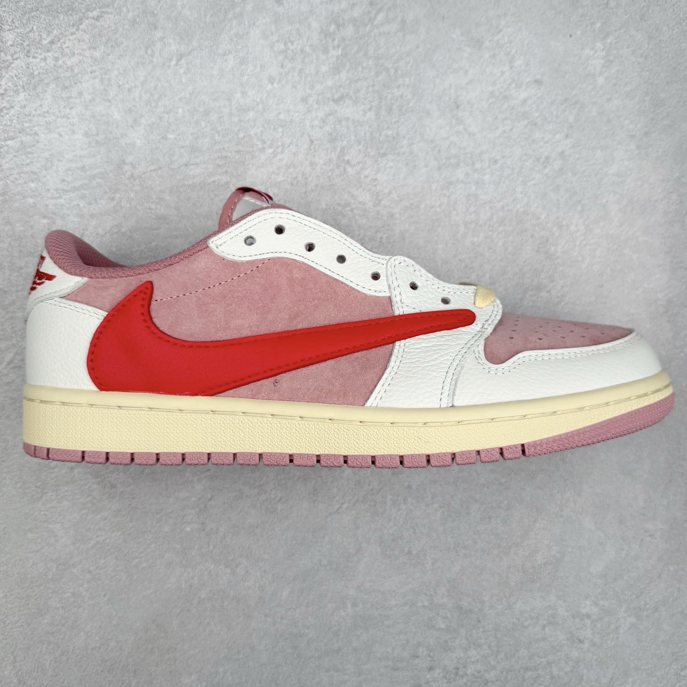 ＃KZ神版莞产 Travis Scott x Air Jordan AJ1 Low OG SP TS联名倒钩低帮 白粉红 DM7866-100 全系列配色 外贸特供批次 新配色不断更新开发 市场中端王者 全套原纸板楦头开发 确保原汁原味 完美呈现一代版型 一比一鞋头弧度高度鞋身弧度 此版本只针对中端市场 细节品控鞋型随意秒杀市面同价位 鞋型完美 不臃肿别扭 头层皮料加持 用料绝不含糊 进口玻璃冲刀皮料裁剪零毛边 电脑针车工艺 超高鞋面清洁度 最高QC检验标准 控制溢胶瑕疵 原盒原配 飞翼3D高频深度立体 工艺方面大到整体鞋型 漏斗收腰 底线拉帮 LOGO立体程度 小到针眼排布 载片对称 冲孔效果 鞋标规范 鞋垫背胶等等 无一不是口碑收割 每双都是一个回头客 尺码：36 36.5 37.5 38 38.5 39 40 40.5 41 42 42.5 43 44 44.5 45 46 47.5-选品中心