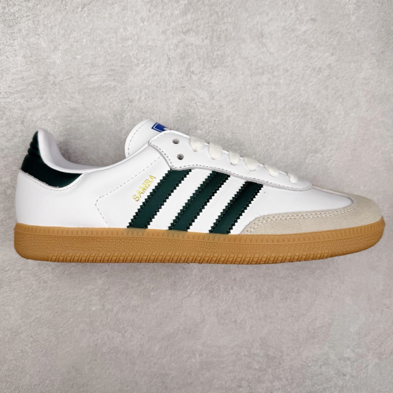 ＃R1 AD Original Samba OG 复古经典轻便板鞋 IE3437 口碑大厂出品 品控大底版型不断改良更新 全套原纸板楦头开发 确保原汁原味 完美呈现桑巴版型 一比一鞋头弧度高度鞋身弧度 此版本只针对中端市场 皮料材质有所更替 其他数据细节工艺流程均保持一致 绝不口嗨 细节品控鞋型随意对比 正确烫金高频细节 原装纳米超迁皮料 独家私模橡胶大底 原盒原配 这款桑巴鞋展示了高质量的工艺 带有装饰的超锁缝制和无缝的手感 柔软、柔软的皮革造型和标志性的3条纹完成了精致的外观 正规合身鞋带 鞋面上有绒面鞋垫 橡胶鞋底 享受正畸套筒软感 自50年代首次亮相以来就一直在赢得粉丝的青睐 尺码：35.5 36 36.5 37.5 38 38.5 39 40 40.5 41 42 42.5 43 44 44.5 45-选品中心