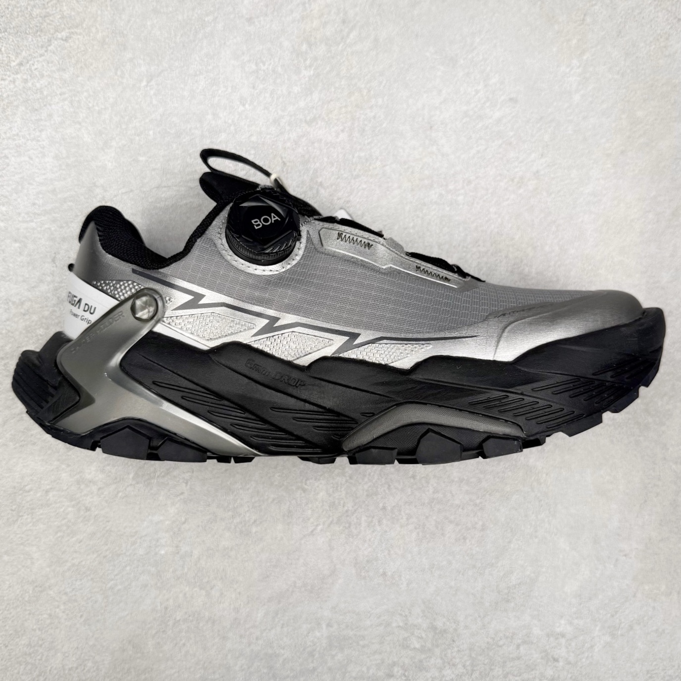 ＃福利特价 凯乐石 KAILAS FUGA DU BOA 大坡王轻越野徒步 网布TPU减震防滑透气支撑回弹 低帮 超强抓地力登山跑步鞋 KAILAS凯乐石品牌是全球三大全系攀登品牌之一，于2003年创立于中国广州，致力于为有攀登梦想的户外运动员及爱好者，研发制造功能性专业装备，满足他们在极限环境下安全舒适的需求，凯乐石专注于科技面料的开发及专业功能设计，产品线覆盖登山、攀岩、徒步、越野跑山、露营、旅行等多项户外运动，通过运动员的测试反馈，不断进化迭代，产品荣获国内外大奖71座，发明专利21个，更突破性的自主研发攀登器械，打造出中国的攀登硬实力。实拍调校N版已经零色差零失真 百分百还原实物色彩所见即所得 不存在货不对板色差等低级问题 选购参考实物拍摄 不混卖不参货 只用心做好货严格选品 承诺混一赔十 尺码：36 36.5 37.5 38 38.5 39 40 40.5 41 42 42.5 43 44 44.5 45-选品中心