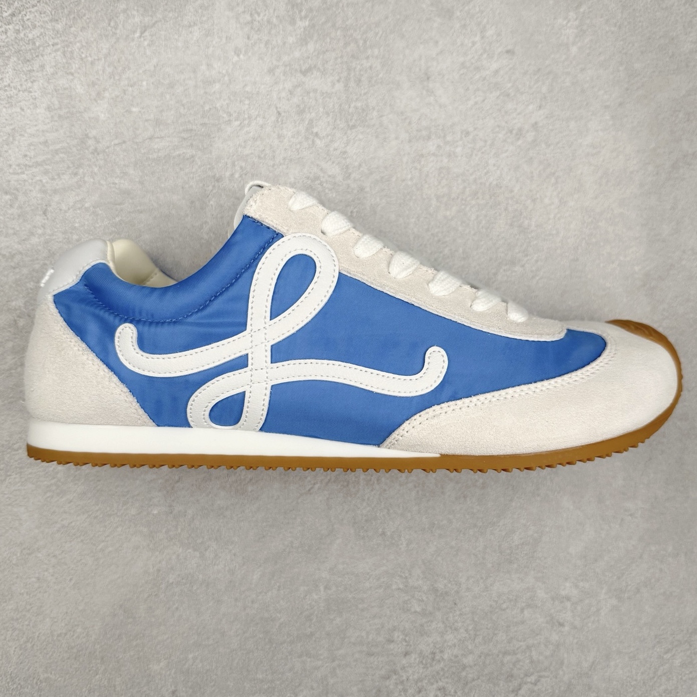 罗意威Loewe Ballet Runner 2.0 Sneakers 芭蕾舞2.0系列阿甘复古风德训薄底百搭休闲运动鞋 市面最高性价比 实体平台跑量 主打推荐好货 采用反绒牛皮革拼接头层皮饰片鞋面材质鞋身原装高密度防刮尼龙面料,极好柔软效果双层乳胶缓震鞋垫外部搭配轻量EVA缓震组合橡胶防滑片装外底不对称鞋头设计、袜状内部结构，轻盈橡胶外底延伸至鞋头 20 毫米鞋跟，附白色和同色系鞋带侧面饰有 L 徽标，鞋舌饰有压纹 Anagram 后跟标签饰有注塑橡胶 LOEWE 标志升级原楦型开发纸版全手工拉帮工艺成型 尺码：35 36 37 38 39 40 41 42 43 44 45-选品中心