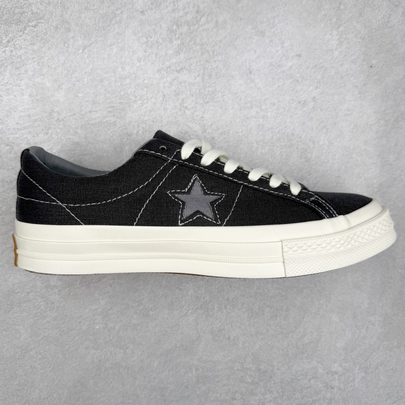 Converse One Star 一星黑灰 以经典One Star鞋型为蓝本 在标志性的星星图案周围增加了磨边的细节 配上水洗帆布鞋面 呈现褪色效果的做旧感 高清洁硫化工艺 货号：164360C 尺码：35 36 36.5 37 37.5 38 38.5 39 39.5 40 41 41.5 42 42.5 43 44-选品中心