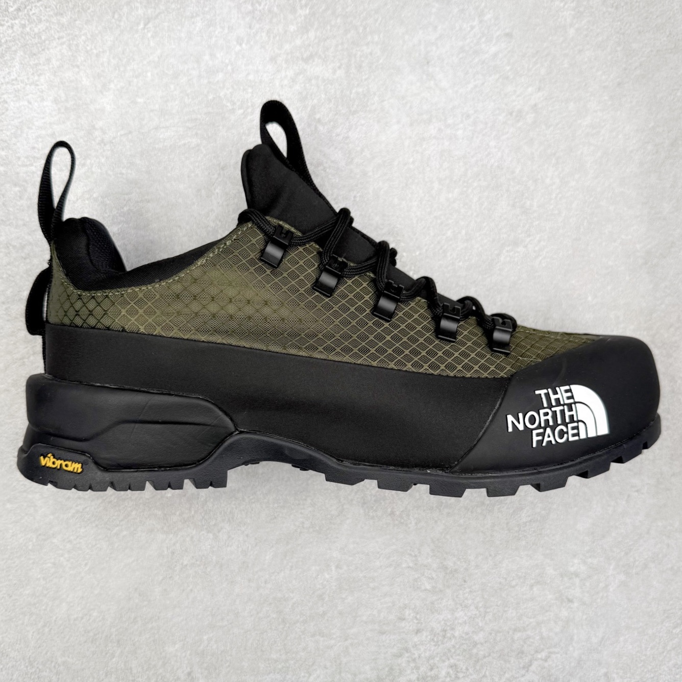 The North Face 北面 户外运动休闲登山鞋越野徒步鞋 大厂品质 面料采用进口牛皮 鞋底采用Vibram黄金大底 专门为鞋底设计的橡胶以出色的耐磨性 良好的防滑性或得不少户外运动爱好者的喜欢 专业户外登山品牌（北面）The North Face自1966年创立，由两位热爱登山徒步的年轻登山者于美西旧金山开创，不断透过研发与创新，并且将最先进的技术结合在服装与鞋款设计，生产多种外型帅气且专业能力非常强的户外运动装备而备受欢迎。 尺码：40-45-选品中心