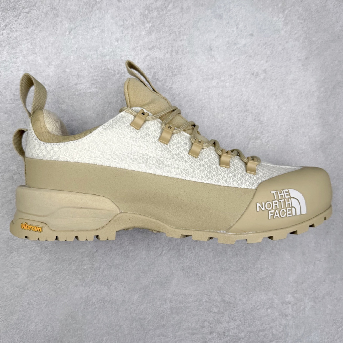 The North Face 北面 户外运动休闲登山鞋越野徒步鞋 大厂品质 面料采用进口牛皮 鞋底采用Vibram黄金大底 专门为鞋底设计的橡胶以出色的耐磨性 良好的防滑性或得不少户外运动爱好者的喜欢 专业户外登山品牌（北面）The North Face自1966年创立，由两位热爱登山徒步的年轻登山者于美西旧金山开创，不断透过研发与创新，并且将最先进的技术结合在服装与鞋款设计，生产多种外型帅气且专业能力非常强的户外运动装备而备受欢迎。 尺码：40-45-选品中心
