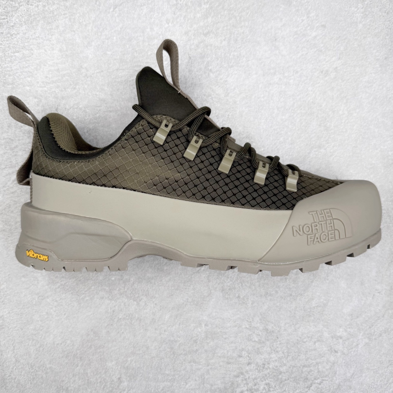 The North Face 北面 户外运动休闲登山鞋越野徒步鞋 大厂品质 面料采用进口牛皮 鞋底采用Vibram黄金大底 专门为鞋底设计的橡胶以出色的耐磨性 良好的防滑性或得不少户外运动爱好者的喜欢 专业户外登山品牌（北面）The North Face自1966年创立，由两位热爱登山徒步的年轻登山者于美西旧金山开创，不断透过研发与创新，并且将最先进的技术结合在服装与鞋款设计，生产多种外型帅气且专业能力非常强的户外运动装备而备受欢迎。 尺码：40-45-选品中心