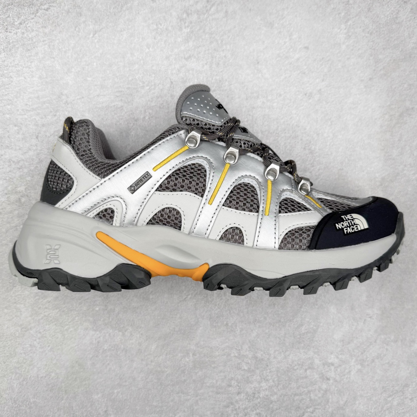 The North Face 北面乐斯菲斯户外运动休闲登山鞋越野徒步鞋 广东大厂品质 面料采用进口磨砂牛皮 鞋底采用Vibram黄金大底 专门为鞋底设计的橡胶以出色的耐磨性 良好的防滑性或得不少户外运动爱好者的喜欢 专业户外登山品牌（北面）The North Face自1966年创立，由两位热爱登山徒步的年轻登山者于美西旧金山开创，不断透过研发与创新，并且将最先进的技术结合在服装与鞋款设计，生产多种外型帅气且专业能力非常强的户外运动装备而备受欢迎。尺码：39-45（运动鞋码）-选品中心