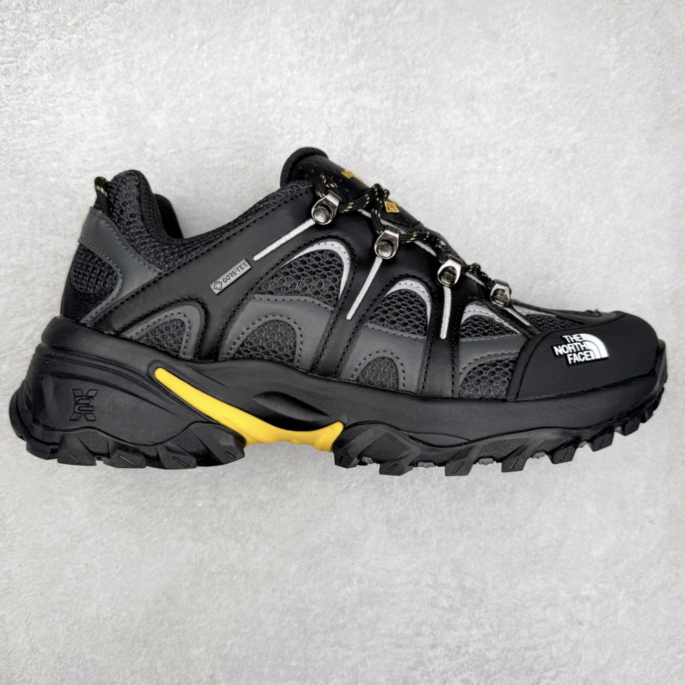 The North Face 北面乐斯菲斯户外运动休闲登山鞋越野徒步鞋 广东大厂品质 面料采用进口磨砂牛皮 鞋底采用Vibram黄金大底 专门为鞋底设计的橡胶以出色的耐磨性 良好的防滑性或得不少户外运动爱好者的喜欢 专业户外登山品牌（北面）The North Face自1966年创立，由两位热爱登山徒步的年轻登山者于美西旧金山开创，不断透过研发与创新，并且将最先进的技术结合在服装与鞋款设计，生产多种外型帅气且专业能力非常强的户外运动装备而备受欢迎。尺码：39-45（运动鞋码）-选品中心