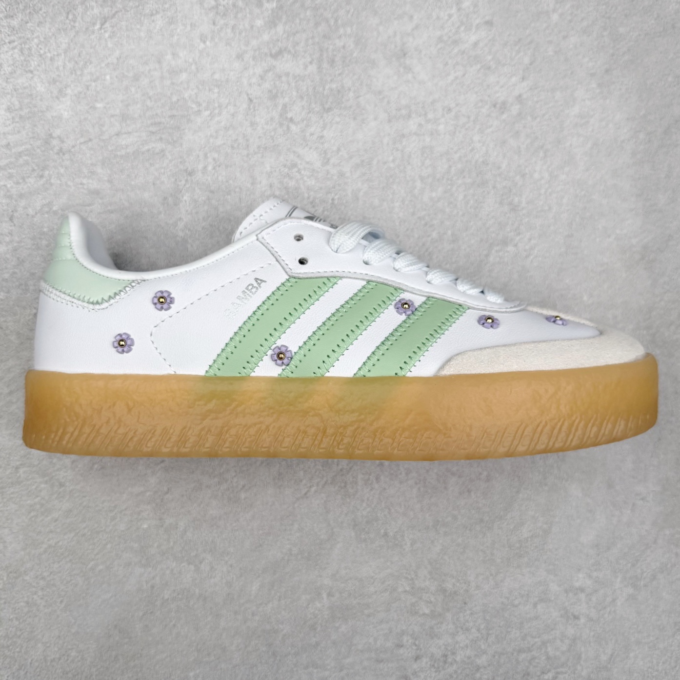 AD Samba XLG 桑巴舞加大厚底版系列德训风百搭松糕休闲运动板鞋生胶底 JS3954 自Originals Samba成功借势Blokecore风潮一跃成为街头巷尾的焦点鞋款后,不论是围绕Samba本身打造的各式「变种版本」,还是以Samba为蓝本打造联名鞋款,都成为了时尚潮流人士日常穿搭首选。Samba XLG是adidas Originals不断扩展XLG系列的一部分,旨在与年轻文化相契合,迎合那些希望通过个性时尚表达自我而不愿牺牲舒适度的年轻群体。街头时尚领域的Gen Z特别偏爱宽松的穿着风格。Samba XLG针对这一点做了创新。它在延续Samba OG经典设计的基础上,迎合年轻群体的穿着习惯,重塑为宽大的鞋身比例轮廓以及加厚中底,让消费者轻松展示自己独特的风格。全新的Samba XLG系列不仅迎合了当下年轻群体的穿搭习惯,加宽了鞋身比例以及将中底进一步增厚,在视觉比例上更加饱满,同时还保留了经典Samba的细节,这样一来,鞋迷朋友在穿搭上不仅能更加个性化,而且还能延续一定的复古感受。尺码：36 36⅔ 37⅓ 38 38⅔ 39⅓ 40 40⅔ 41⅓ 42 42⅔ 43⅓ 44 45-选品中心