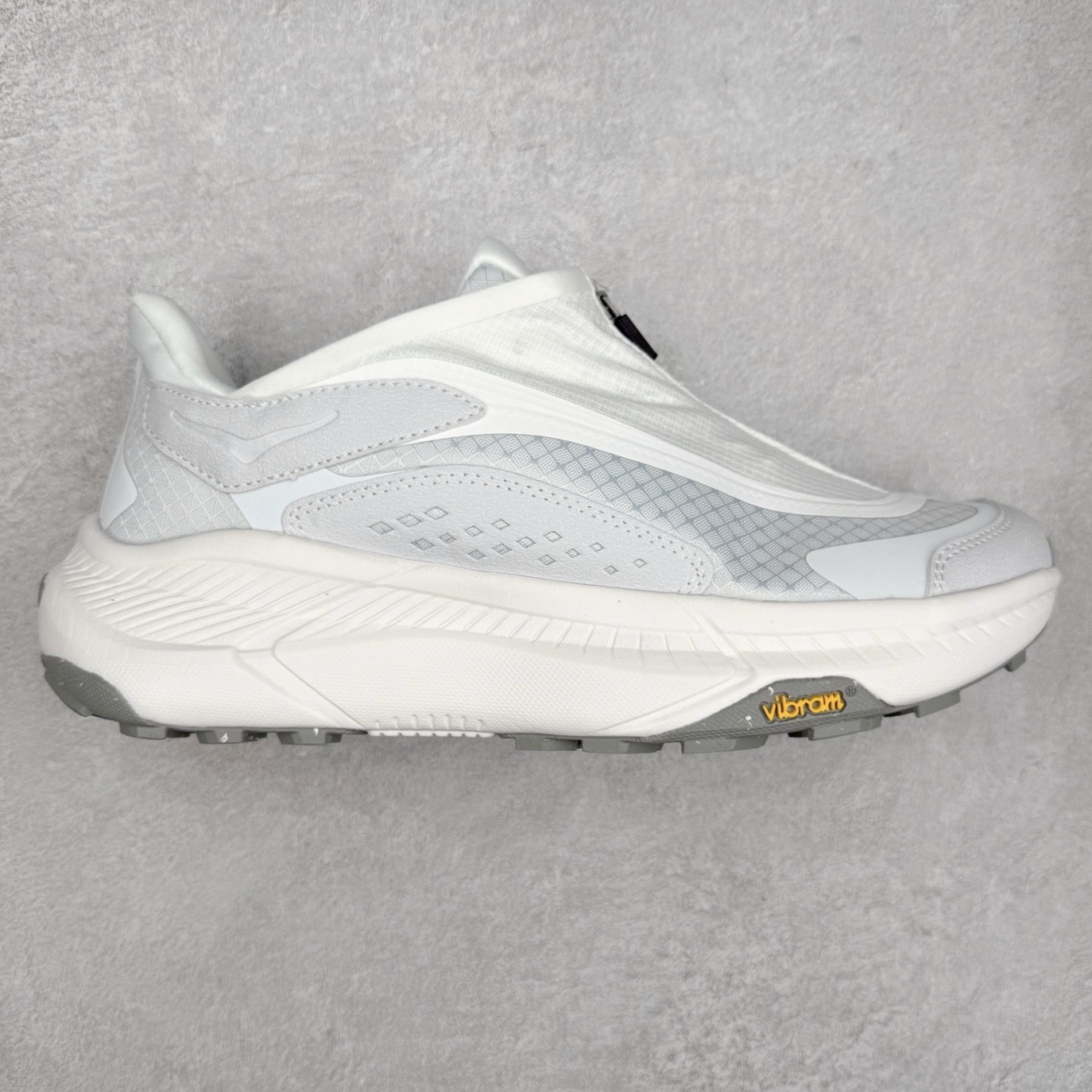 HOKA ONE ONE PROJECT TRANSPORT 舒适百搭防滑耐磨低帮生活休闲鞋 男女同款 HOKA ONE ONE是来自美国的跑步鞋知名品牌，创立于2009年，始终致力于为所有跑者提供更新、更好的跑步装备。相比常规跑鞋，HOKA ONE ONE特别研发使用性能独特的几何形跑鞋中底，此种鞋底更厚、更高、回弹性也更好，除了卓越的缓冲性能，它还能內各种阶段的跑者带来更具动感、更加稳定的跑步体验。HOKAONE ONE从设计之初就清楚意识到，要保证跑者步幅的均匀一致，双脚自然而然的运动至关重要。尺码：36 36.5 37.5 38 38.5 39 40 40.5 41 42 42.5 43 44 44.5 45-选品中心