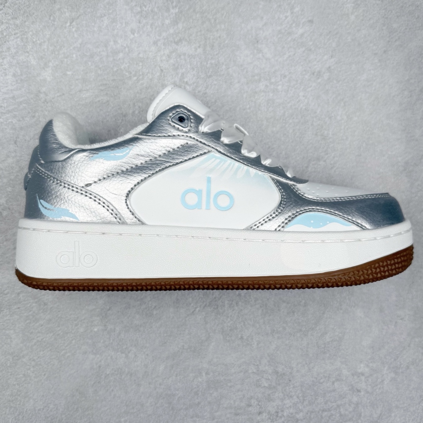 Alo yoga 易梦玲 Jisoo智秀 等多位明星同款上脚 主打各大平台外贸主推大厂采购原材料多处细节一步到位 生产细节 没得说 一款随意搭配的都好看的鞋子aIo采用增高4cm 主打熊猫色 春夏秋冬四季款 舒适简约板鞋 TPU防滑耐磨鞋底 #alo #alo女孩 #AIo #健身穿搭 #鞋子推荐 #板鞋 尺码：35 36 37 38 39 40 41 42 43 44 45-选品中心