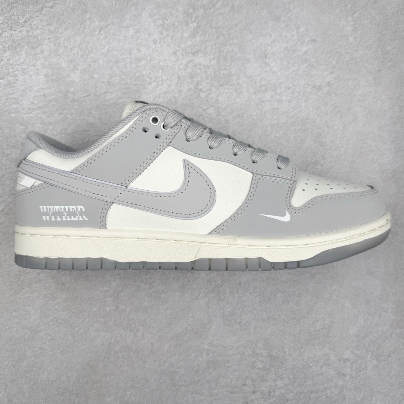 ＃YC纯原 NK Dunk Low 咏叹凋 GW0414-023 当迪奥灰与奢感米白在鞋面交织，经典低帮鞋型披上极简灰白铠甲，以质感麂皮诠释高级灰阶美学，演绎不张扬的锋芒。双钩Swoosh如一道锐利笔触，划破单调，留给穿搭无限可能性。后跟「WITHER」烙印是凋零的诗意，也是解构经典后的重生序章——高级灰是永不凋零的密码，谱写灰烬中盛放的街头诗篇。定制系列天花板 无原鞋不开发 全系列得物原鞋一比一校对开发 配色持续更新中 终端对接 优势输出 全套原厂楦头原纸板数据档案倾力打造 原汁原味莞产 极致还原 圈内最强针车工艺 高端零售指定版 广东原厂配套原盒原标 鞋盒分三个尺码段 原厂冲刀 超高清洁度 全鞋零毛边皮料切割 采用原厂百宏鞋带以及原厂百宏织唛舌标 内标可供原厂几率过验 进口原装条纹中底布 四线拉帮白色点胶 原厂拉帮手法遵循公司 原厂电绣 极致还原 尺码：36 36.5 37.5 38 38.5 39 40 40.5 41 42 42.5 43 44 44.5 45 46-选品中心