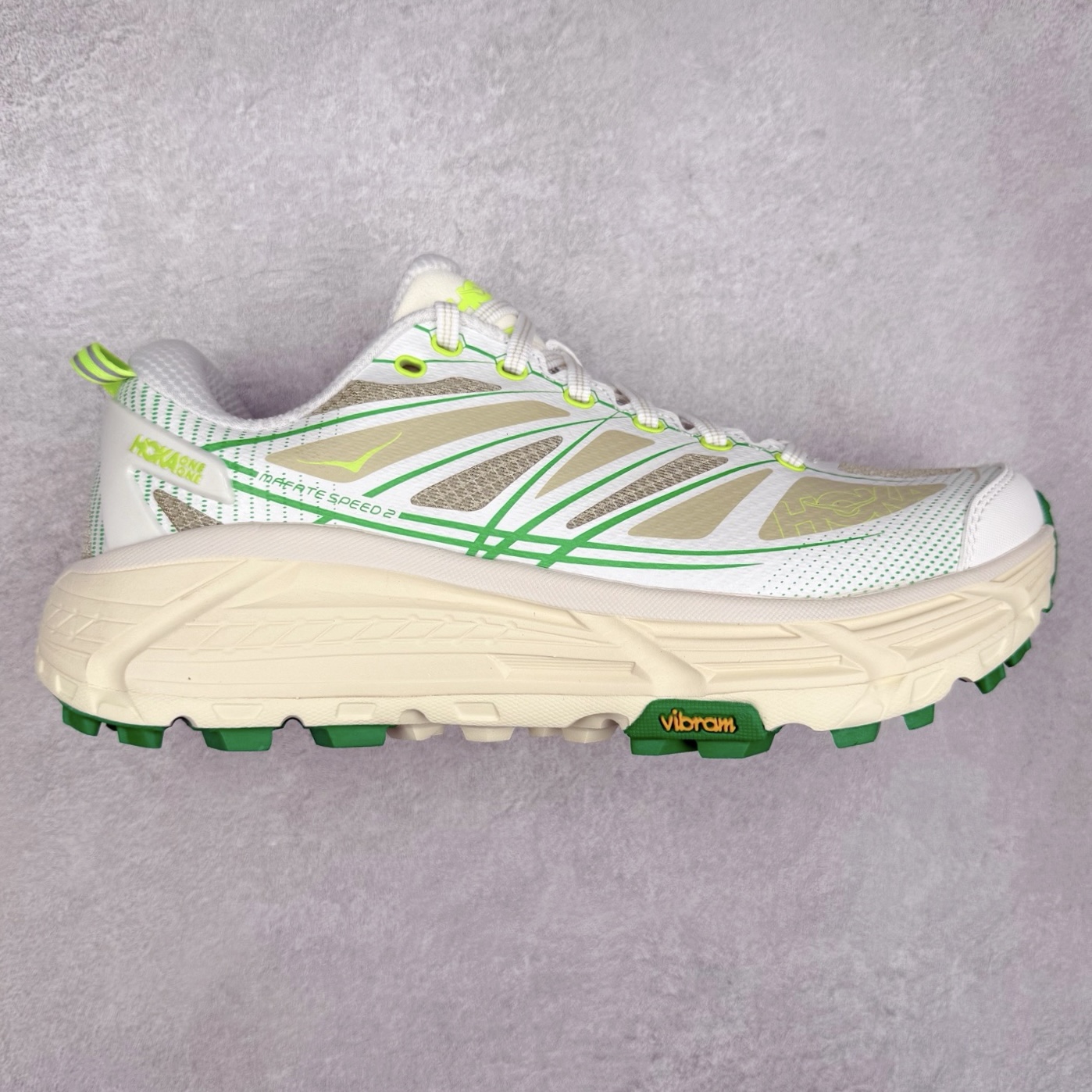 HOKA ONE ONE Mafate Speed 2 Low 玛法特2代系列低帮轻量户外越野休闲运动慢跑鞋 HOKA ONE ONE 最近推出了一个胶囊系列 Origin Story 这个系列里的 Mafate Speed 2 可以说让我日思夜想有一阵子了 最近终于拔草 让我来分享一下这双也是上脚赞到爆的越野跑鞋吧 以阿尔卑斯山脉作为主题将亮黄色与蓝色调覆盖在这经典轮廓之上 配色的呈现效果相当亮眼 以至于很多人买这个配色是用来日常搭配的 鞋面采用超轻的无缝架构 轻薄的TPU贴在透气的鞋面材料上 减轻重量同时也保证了支撑性 鞋底则采用滚动平衡技术 引导跑者回归自然步态 祖传的神奇EVA材质中底依旧是一如既往地表现优秀 能提供充足的缓震 作为HOKA家的越野跑鞋 VIBRAM 橡胶大底也是必不可少的 即便在复杂湿滑的地形 依旧能有良好的抓地力及稳定性 鞋带采用了弹性不易松脱的扁宽弹性鞋带 前掌与中掌部分也进行了加宽 也更加适合亚洲人的脚型 是一款十分全面且足够强悍的户外硬核越野鞋 而这双极其亮眼的越野跑鞋恰好又是在江山一百中参赛的UTMB冠军 Ludovic POMMERET 夺冠时穿着的战靴 这就让它变得更加有吸引力了 用来日常搭配的话短裤是基本不挑 长裤我个人推荐阔腿裤 工装裤以及各种长筒牛仔裤都可以 尺码：36 36.5 37.5 38 38.5 39 40 40.5 41 42 42.5 43 44 44.5 45-选品中心