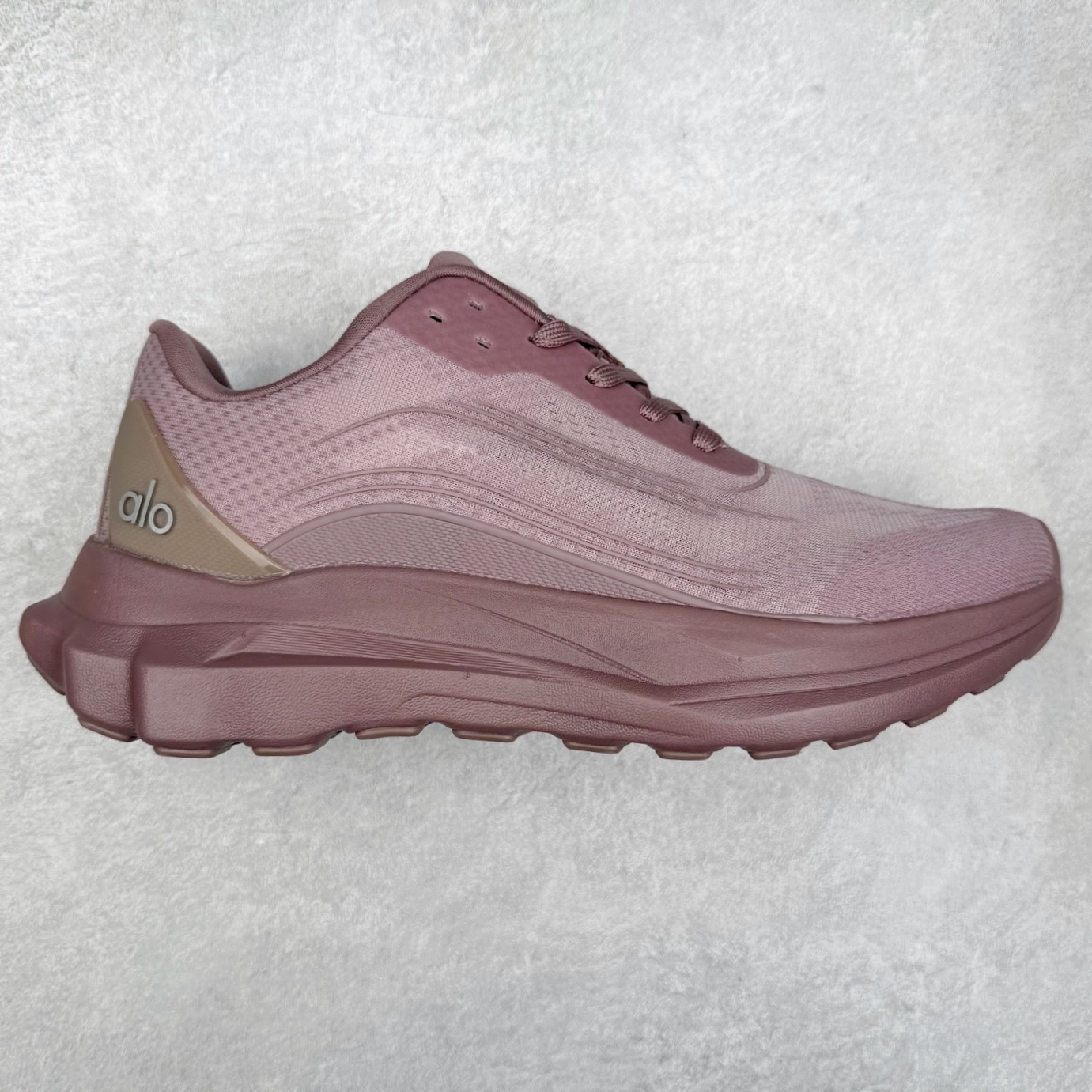 Alo yoga Alo Runner 舒适百搭防滑耐磨低帮跑步鞋 Alo Yoga于2007年创立于洛杉矶，意在传播有意识的运动，同时激发人们的健康意识与创造力。品牌的核心理念在于制作能够带来完美体验的瑜伽服饰与功能性单品，让有意识的运动触入并改变生活。Alo Yoga将其设计延伸到日常服饰概念，坚持不懈地捕捉当代时尚潮流，将品牌的运动美学理念、精致前卫的设计与舒适功能面料完美结合。与此同时，Alo Yoga的设计受到了时尚界人士与名人们的追捧，Talor Swift、Kendall Jenner等街拍照片中都曾出现品牌不同单品的身影。尺码：36 36.5 37.5 38 38.5 39 40 40.5 41 42 42.5 43 44 44.5 45-选品中心