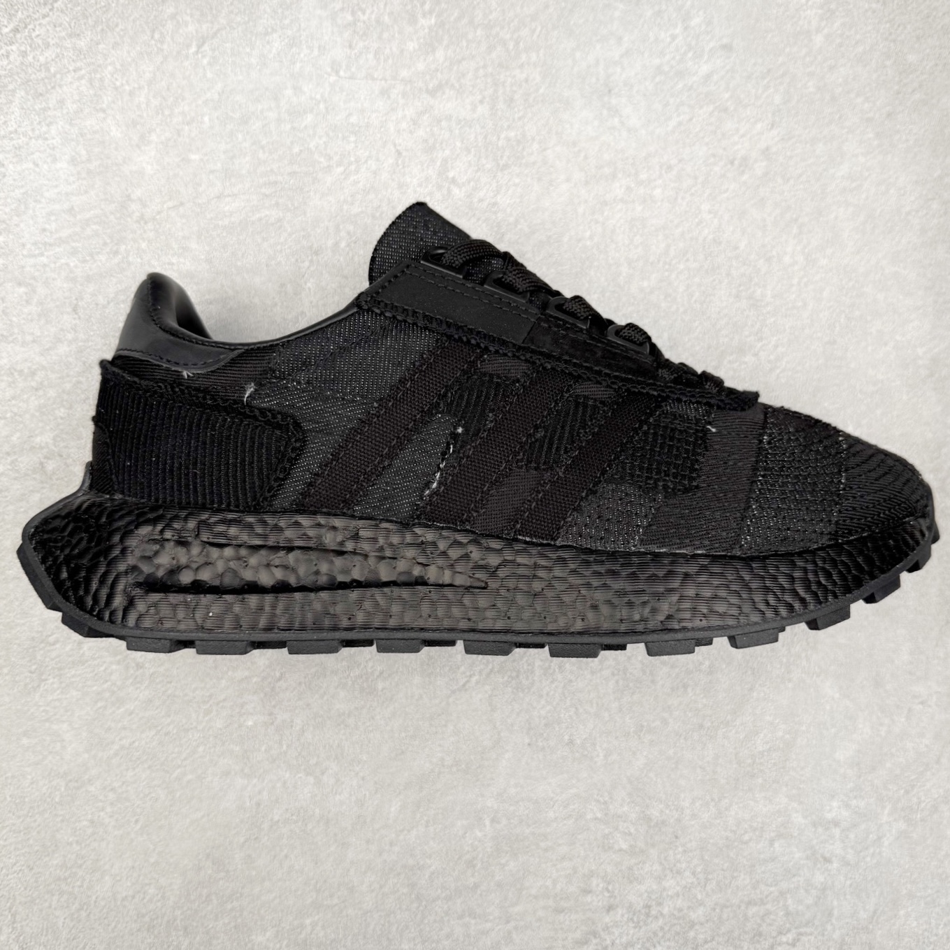 AD Originals Retropy Boost E5系列复古赛车原型一代系列爆米花缓震休闲运动慢跑鞋 复古风格鞋款作为如今的流行趋势之一深受欢迎，正是因此，将品牌历史经典设计与现代材料和技术相融合成为了Originals的创作思路，重新带来那些经典作品并赋予新诠释，使其跨越历史，成为时代标签。通过重新组合品牌历史经典与当代创新技术 Originals推出Retropy E5新鞋款 在延续复古韵味的同时，设计上做出更适应于现代化审美的调整。鞋面采用尼龙材质和绒面革结合打造，搭配BOOST材质中底提供舒适的日常穿着体验。尺码：36 36⅔ 37⅓ 38 38⅔ 39⅓ 40 40⅔ 41⅓ 42 42⅔ 43⅓ 44 45-选品中心