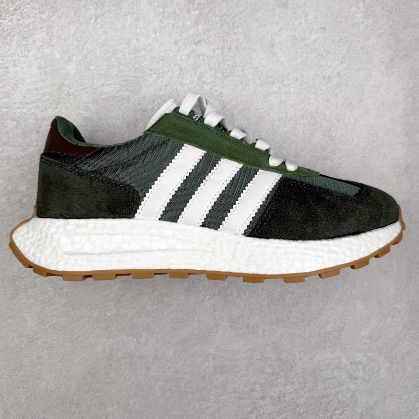 AD Originals Retropy Boost E5系列复古赛车原型一代系列爆米花缓震休闲运动慢跑鞋 复古风格鞋款作为如今的流行趋势之一深受欢迎，正是因此，将品牌历史经典设计与现代材料和技术相融合成为了Originals的创作思路，重新带来那些经典作品并赋予新诠释，使其跨越历史，成为时代标签。通过重新组合品牌历史经典与当代创新技术 Originals推出Retropy E5新鞋款 在延续复古韵味的同时，设计上做出更适应于现代化审美的调整。鞋面采用尼龙材质和绒面革结合打造，搭配BOOST材质中底提供舒适的日常穿着体验。尺码：36 36⅔ 37⅓ 38 38⅔ 39⅓ 40 40⅔ 41⅓ 42 42⅔ 43⅓ 44 45-选品中心