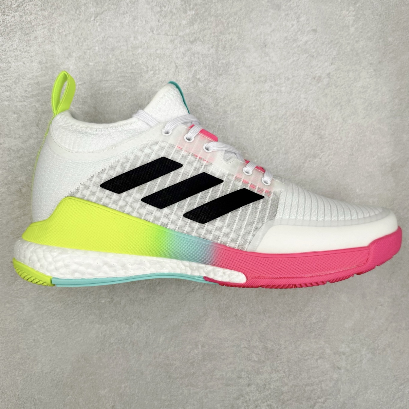 AD Crazyflight Mid 减震防滑中帮训练鞋 男女同款 HP3337 借助Crazyflight,您可以在球场上获得所需的支撑性贴合性，灵敏的缓冲性和透气舒适性。弹力网眼鞋面透气，可保持凉爽。TPU纱线中足护具可保持轻巧的感觉和透气性，同时提供横向稳定性。蕾丝封扣带来舒适款式。鞋跟中的绒面革衬里感觉舒适且光滑。BOOST技术可提供灵敏，缓冲的感觉，吸收震动并保持飞行。模压鞋垫可提供额外缓冲。耐用的橡胶外底可在所有方向提供牵引力和耐用性。实拍调校N版已经零色差零失真 百分百还原实物色彩所见即所得 不存在货不对板色差等低级问题 选购参考实物拍摄 不混卖不参货 只用心做好货严格选品 承诺混一赔十 尺码：36 36.5 37.5 38 38.5 39 40 40.5 41 42 42.5 43 44 44.5 45 46-选品中心