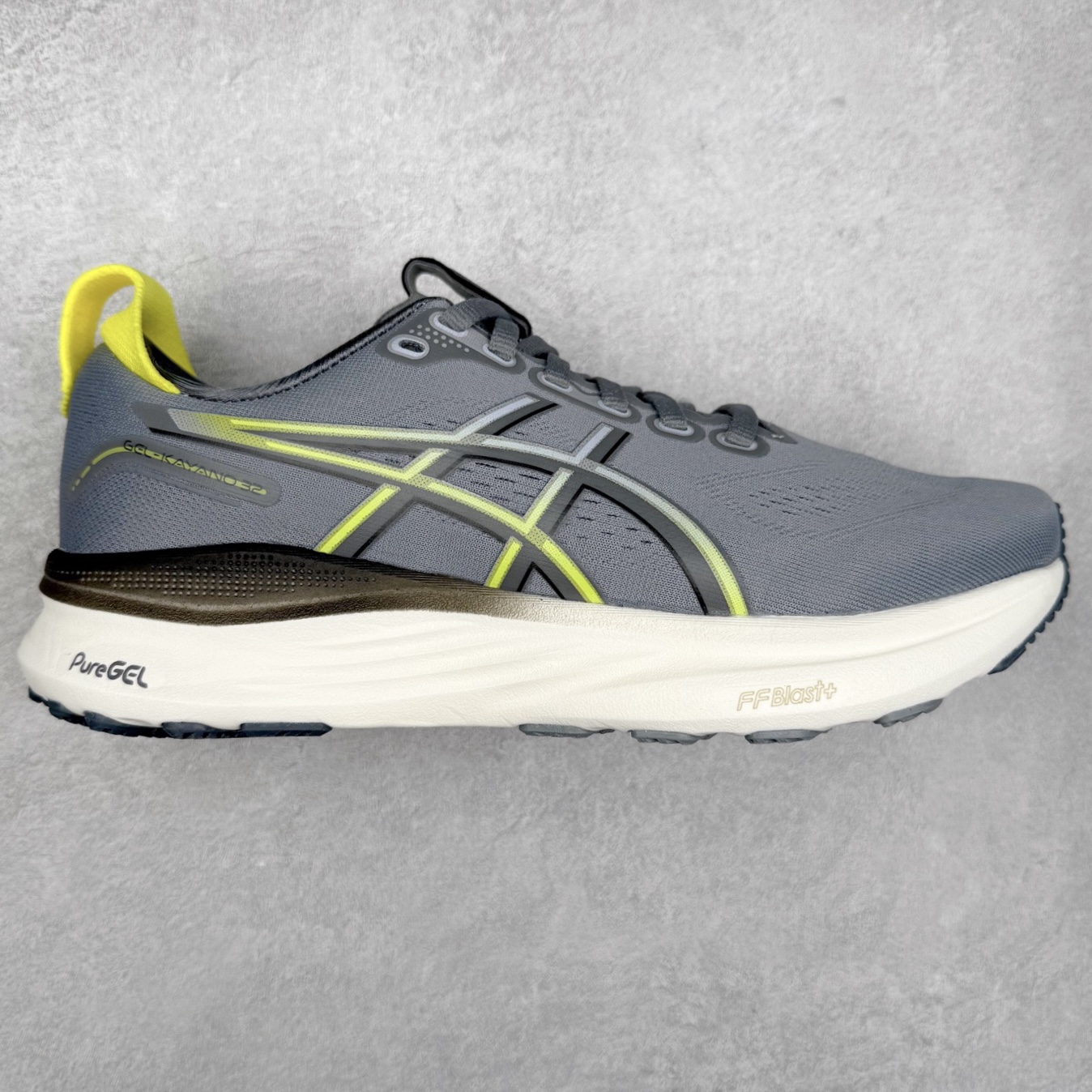 Asics Gel-Kayano 32 亚瑟士卡亚诺32代低帮专业有氧超轻量休闲运动全能慢跑鞋全球知名运动品牌ASICS正式推出新款GEL-KAYANO 32跑鞋，旨在通过全新稳定结构以提升产品可适性，满足跑者的足部稳定需求，让每一位跑者从起跑到结束都能够感受到焕然一新的稳定性与舒适性，从而帮助更多人找到身心平衡，获得自在舒适的健康生活方式。秉持着ASICS亚瑟士的设计哲学，全新一代GEL-KAYANO 32应运而生。为进一步升级产品的稳定性，GEL-KAYANO 采用了全新4D引导系统，通过内侧稳定装置提升可适性，满足足部稳定需求，帮助足弓迅速返回到平衡位置。作为基于生物力学研究打造的全新稳定结构，4D引导系统不仅提升了跑鞋对双脚的支撑性，它还将人体不同的运动状态纳入设计考量，帮助跑者在多种跑动强度下获得充足的稳定性和理想的舒适度。尺码：36 37 37.5 38 39.5 40 40.5 41.5 42 42.5 43.5 44 44.5 45-选品中心