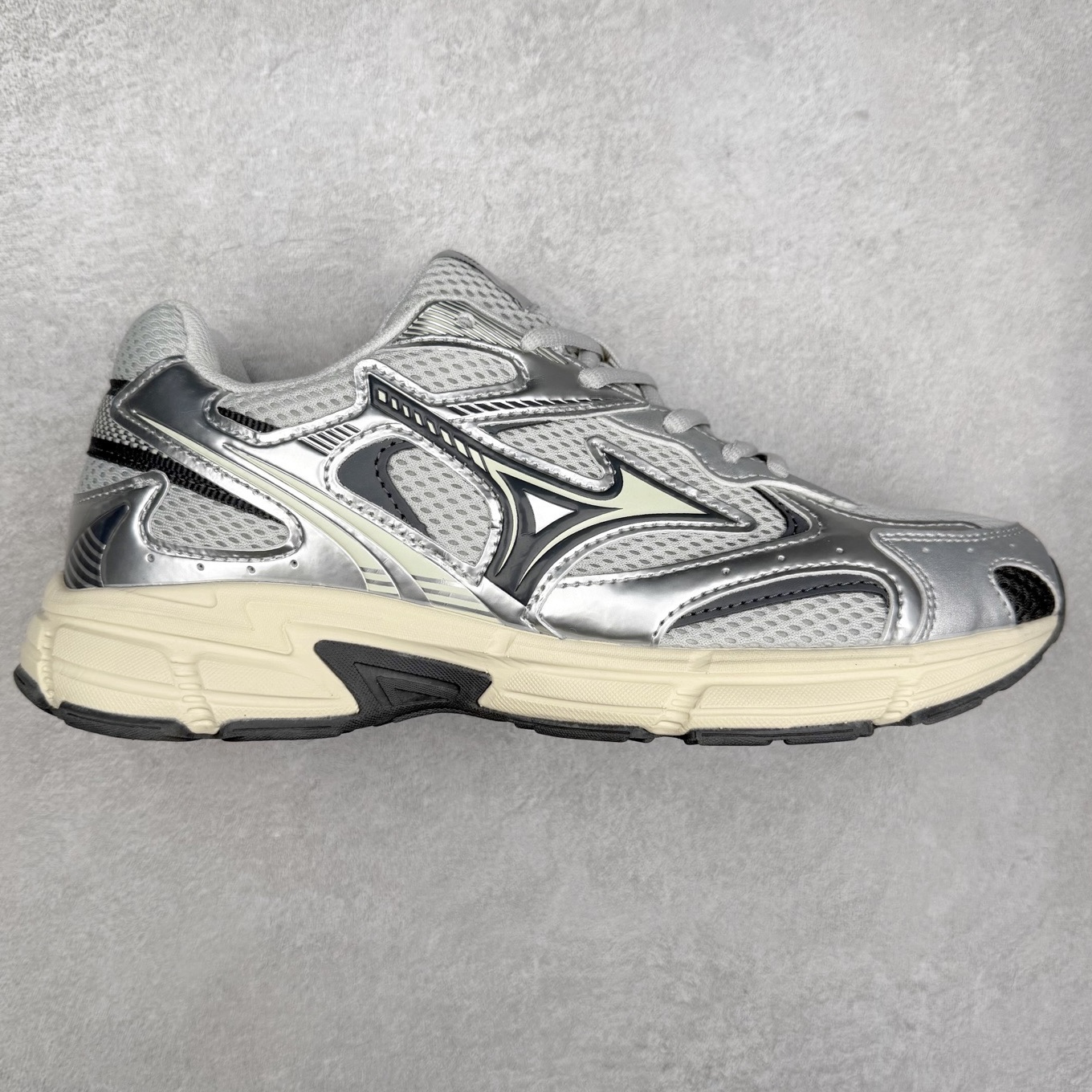 Mizuno Speed 2K 美津浓复古厚底织物合成革防滑耐磨透气低帮休闲跑步鞋 美津浓（Mizuno）是日本美津浓株式会社于1906年创立的运动品牌，经过一个多世纪的不断努力现已成为世界著名的运动器具、服装和鞋类生产商。美津浓力求服务于各类运动项目，并竭力使运动生活更加愉快和振奋。产品种类齐全，覆盖几乎全部主要运动项目，达到30万多个品类。尺码：36 36.5 37.5 38 38.5 39 40 40.5 41 42 42.5 43 44 44.5 45-选品中心