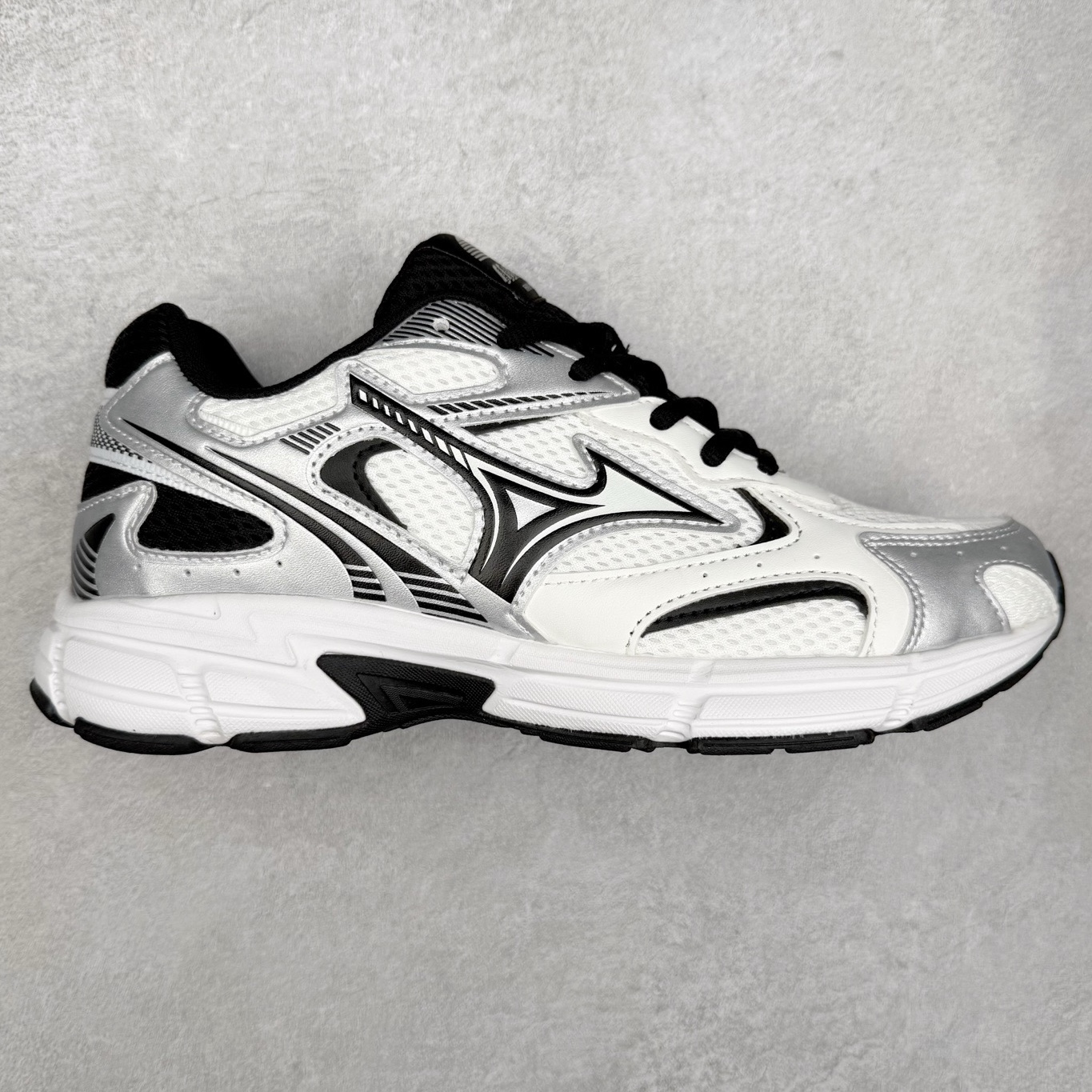 Mizuno Speed 2K 美津浓复古厚底织物合成革防滑耐磨透气低帮休闲跑步鞋 美津浓（Mizuno）是日本美津浓株式会社于1906年创立的运动品牌，经过一个多世纪的不断努力现已成为世界著名的运动器具、服装和鞋类生产商。美津浓力求服务于各类运动项目，并竭力使运动生活更加愉快和振奋。产品种类齐全，覆盖几乎全部主要运动项目，达到30万多个品类。尺码：36 36.5 37.5 38 38.5 39 40 40.5 41 42 42.5 43 44 44.5 45-选品中心