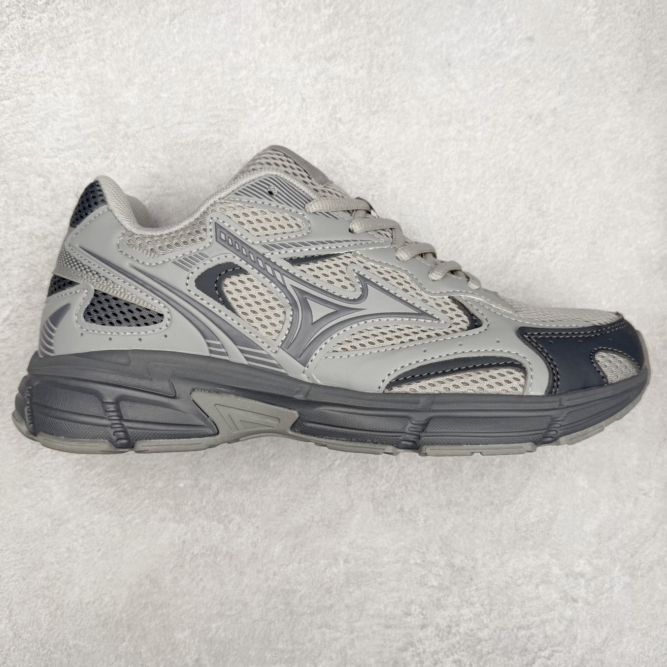 图片[4]-Mizuno Speed 2K 美津浓复古厚底织物合成革防滑耐磨透气低帮休闲跑步鞋 美津浓（Mizuno）是日本美津浓株式会社于1906年创立的运动品牌，经过一个多世纪的不断努力现已成为世界著名的运动器具、服装和鞋类生产商。美津浓力求服务于各类运动项目，并竭力使运动生活更加愉快和振奋。产品种类齐全，覆盖几乎全部主要运动项目，达到30万多个品类。尺码：36 36.5 37.5 38 38.5 39 40 40.5 41 42 42.5 43 44 44.5 45-选品中心