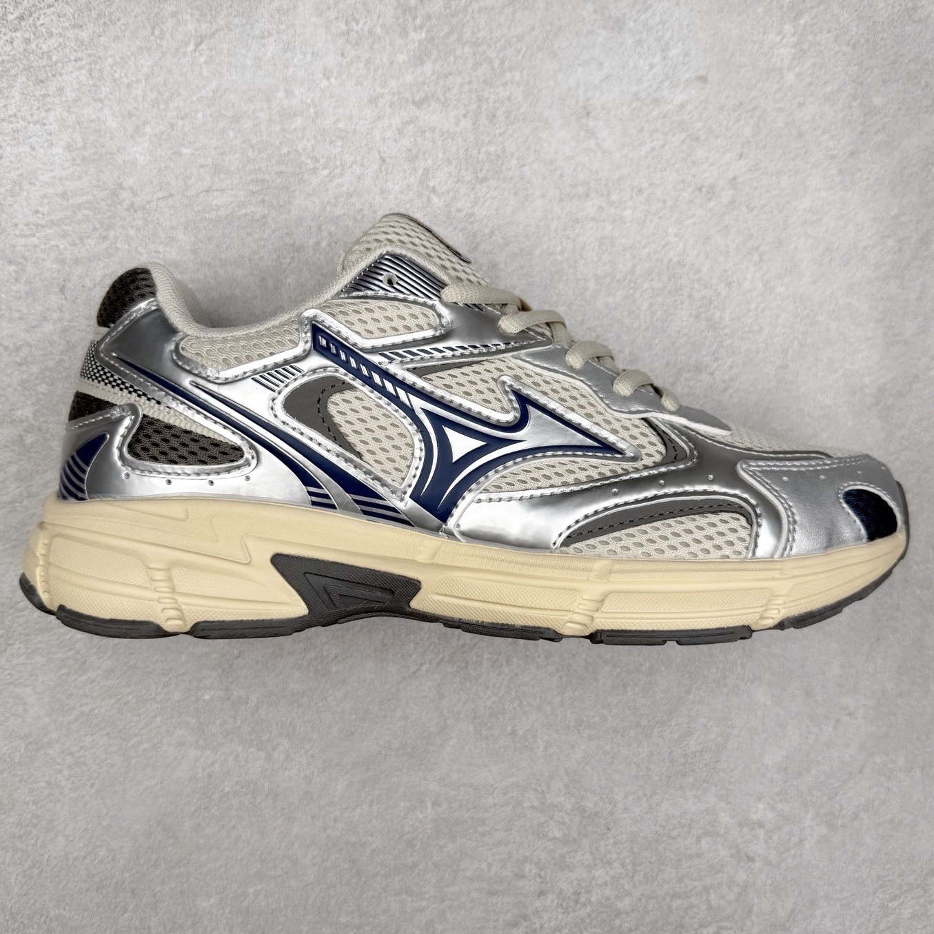 图片[3]-Mizuno Speed 2K 美津浓复古厚底织物合成革防滑耐磨透气低帮休闲跑步鞋 美津浓（Mizuno）是日本美津浓株式会社于1906年创立的运动品牌，经过一个多世纪的不断努力现已成为世界著名的运动器具、服装和鞋类生产商。美津浓力求服务于各类运动项目，并竭力使运动生活更加愉快和振奋。产品种类齐全，覆盖几乎全部主要运动项目，达到30万多个品类。尺码：36 36.5 37.5 38 38.5 39 40 40.5 41 42 42.5 43 44 44.5 45-选品中心