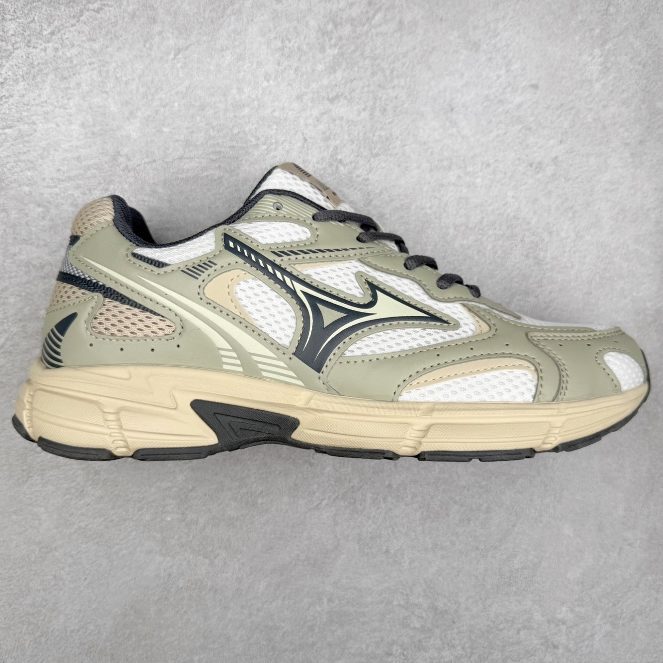 图片[2]-Mizuno Speed 2K 美津浓复古厚底织物合成革防滑耐磨透气低帮休闲跑步鞋 美津浓（Mizuno）是日本美津浓株式会社于1906年创立的运动品牌，经过一个多世纪的不断努力现已成为世界著名的运动器具、服装和鞋类生产商。美津浓力求服务于各类运动项目，并竭力使运动生活更加愉快和振奋。产品种类齐全，覆盖几乎全部主要运动项目，达到30万多个品类。尺码：36 36.5 37.5 38 38.5 39 40 40.5 41 42 42.5 43 44 44.5 45-选品中心