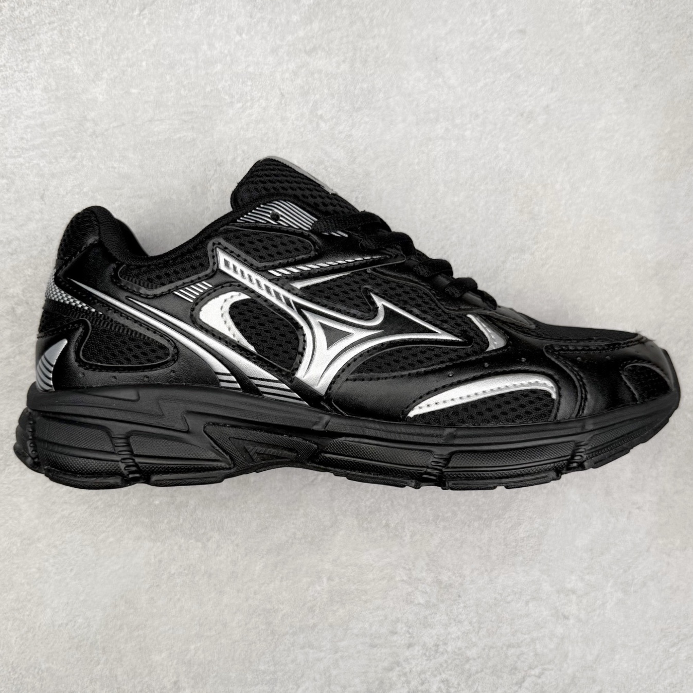 Mizuno Speed 2K 美津浓复古厚底织物合成革防滑耐磨透气低帮休闲跑步鞋 美津浓（Mizuno）是日本美津浓株式会社于1906年创立的运动品牌，经过一个多世纪的不断努力现已成为世界著名的运动器具、服装和鞋类生产商。美津浓力求服务于各类运动项目，并竭力使运动生活更加愉快和振奋。产品种类齐全，覆盖几乎全部主要运动项目，达到30万多个品类。尺码：36 36.5 37.5 38 38.5 39 40 40.5 41 42 42.5 43 44 44.5 45-选品中心