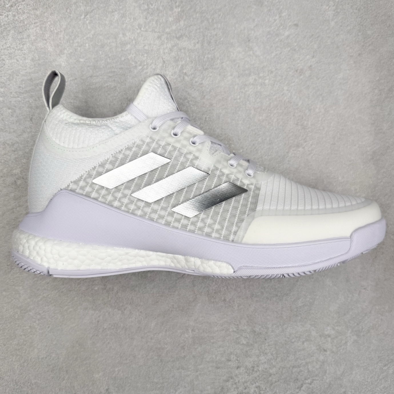 AD Crazyflight Mid 减震防滑中帮训练鞋 男女同款 GY9278 借助Crazyflight,您可以在球场上获得所需的支撑性贴合性，灵敏的缓冲性和透气舒适性。弹力网眼鞋面透气，可保持凉爽。TPU纱线中足护具可保持轻巧的感觉和透气性，同时提供横向稳定性。蕾丝封扣带来舒适款式。鞋跟中的绒面革衬里感觉舒适且光滑。BOOST技术可提供灵敏，缓冲的感觉，吸收震动并保持飞行。模压鞋垫可提供额外缓冲。耐用的橡胶外底可在所有方向提供牵引力和耐用性。实拍调校N版已经零色差零失真 百分百还原实物色彩所见即所得 不存在货不对板色差等低级问题 选购参考实物拍摄 不混卖不参货 只用心做好货严格选品 承诺混一赔十 尺码：36 36.5 37.5 38 38.5 39 40 40.5 41 42 42.5 43 44 44.5 45 46-选品中心