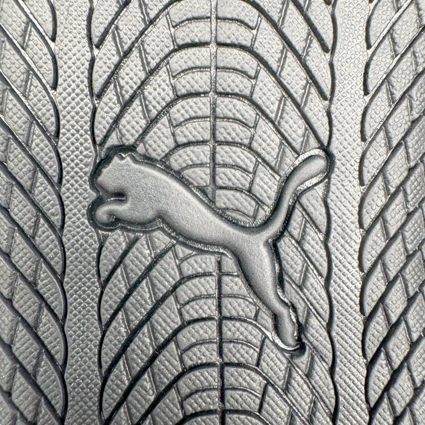 图片[19]-＃G版纯原 PUMA Speedca OG 彪马极速赛车系列低帮德训风拼接复古百搭休闲运动赛车鞋 口碑大厂出品 品控大底版型不断改良更新 全套原纸板楦头开发 确保原汁原味 完美呈现版型 一比一鞋头弧度高度鞋身弧度 独家私模原厂航空铝磨具打磨大底 鞋头坡度极致还原 无解鞋型 原盒原配 圈内天花板工艺 原厂玻璃冲刀 超高清洁度 全鞋零毛边皮料切割 原厂中底布 鞋款从80、90年代赛车手所穿的防火赛车鞋为原型，鞋身线条模仿了赛车的流线廓形，体现了空气动力学原理的结构。简约流畅的外观，恰好又和贯穿其中的Formstrip Logo融合恰到好处，视觉上细节丰富且协调。本次Speedcat OG鞋款归来，最大看点自然式保留了窄版鞋型以及薄底构造。这两年各品牌鞋底越做越厚，Speedcat反其道而行之，上脚几乎无鞋底的效果带来耳目一新的视觉体验。鞋面依旧是以质感细腻的麂皮材质打造，并且大面积近乎全包裹的使用，复古味道也愈发浓烈。配色上更是将最原始的黑色和红色带回，向F1赛车队的标志性队服致敬。相信让各位一眼种草的更多是出挑的大红色，上脚即可瞬间点亮整体造型，在以球鞋为核心的OOTD中脱颖而出。而另一款黑色则是低调的万金油，彰显新潮个性的同时又不喧宾夺主，也是热爱简约系穿搭朋友的首选。 尺码：35.5 36 37 37.5 38 38.5 39 40 40.5 41 42 42.5 43 44 44.5 45 46-选品中心