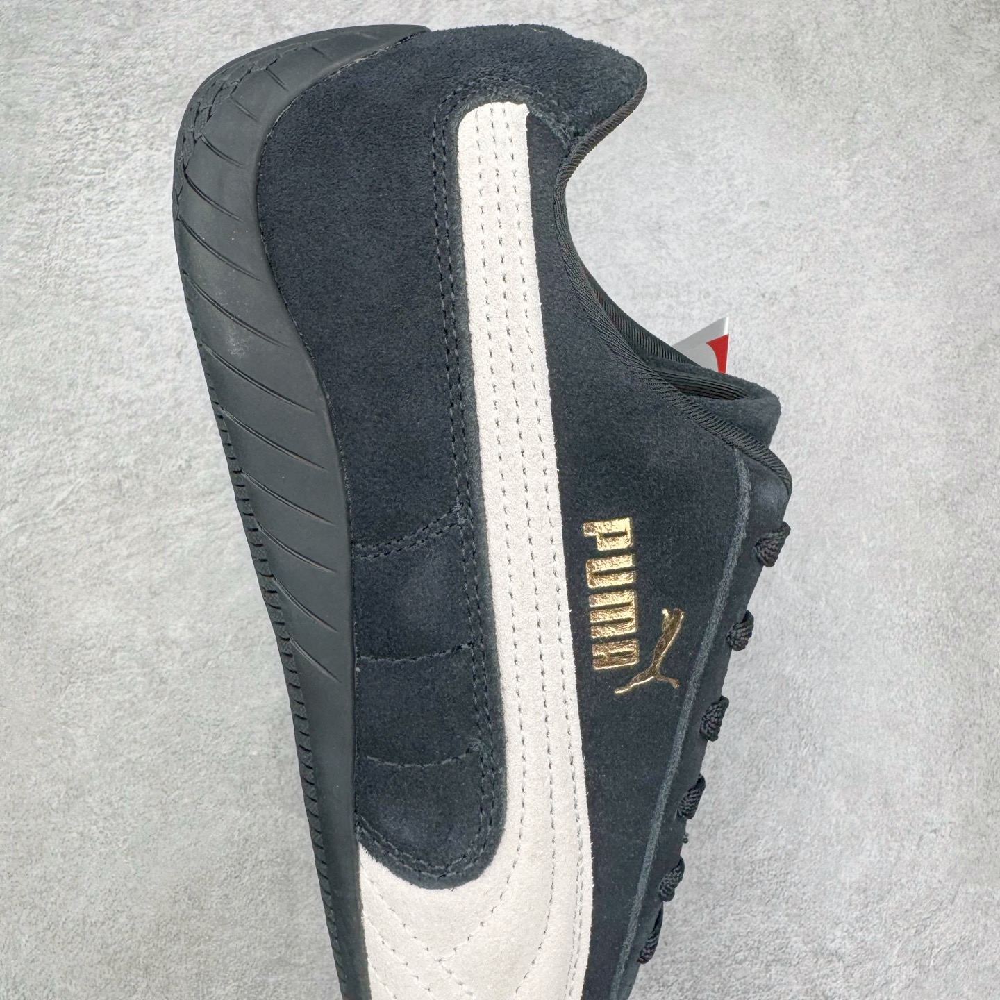 图片[6]-＃G版纯原 PUMA Speedca OG 彪马极速赛车系列低帮德训风拼接复古百搭休闲运动赛车鞋 口碑大厂出品 品控大底版型不断改良更新 全套原纸板楦头开发 确保原汁原味 完美呈现版型 一比一鞋头弧度高度鞋身弧度 独家私模原厂航空铝磨具打磨大底 鞋头坡度极致还原 无解鞋型 原盒原配 圈内天花板工艺 原厂玻璃冲刀 超高清洁度 全鞋零毛边皮料切割 原厂中底布 鞋款从80、90年代赛车手所穿的防火赛车鞋为原型，鞋身线条模仿了赛车的流线廓形，体现了空气动力学原理的结构。简约流畅的外观，恰好又和贯穿其中的Formstrip Logo融合恰到好处，视觉上细节丰富且协调。本次Speedcat OG鞋款归来，最大看点自然式保留了窄版鞋型以及薄底构造。这两年各品牌鞋底越做越厚，Speedcat反其道而行之，上脚几乎无鞋底的效果带来耳目一新的视觉体验。鞋面依旧是以质感细腻的麂皮材质打造，并且大面积近乎全包裹的使用，复古味道也愈发浓烈。配色上更是将最原始的黑色和红色带回，向F1赛车队的标志性队服致敬。相信让各位一眼种草的更多是出挑的大红色，上脚即可瞬间点亮整体造型，在以球鞋为核心的OOTD中脱颖而出。而另一款黑色则是低调的万金油，彰显新潮个性的同时又不喧宾夺主，也是热爱简约系穿搭朋友的首选。 尺码：35.5 36 37 37.5 38 38.5 39 40 40.5 41 42 42.5 43 44 44.5 45 46-选品中心